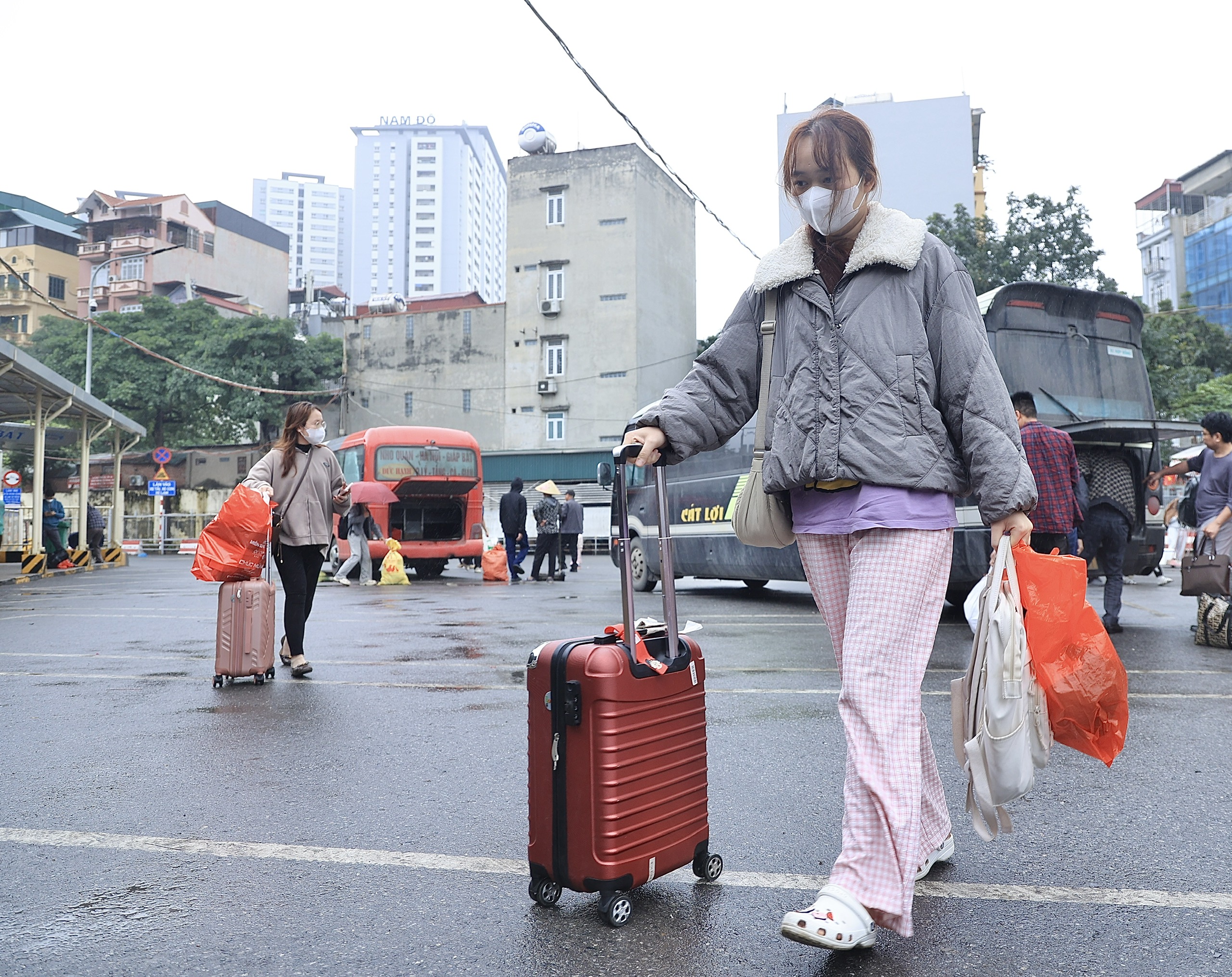 Người dân đội mưa gió hối hả trở lại Thủ đô chiều mùng 6 Tết- Ảnh 7. Người dân đội mưa gió hối hả trở lại Thủ đô chiều mùng 6 Tết- Ảnh 7.