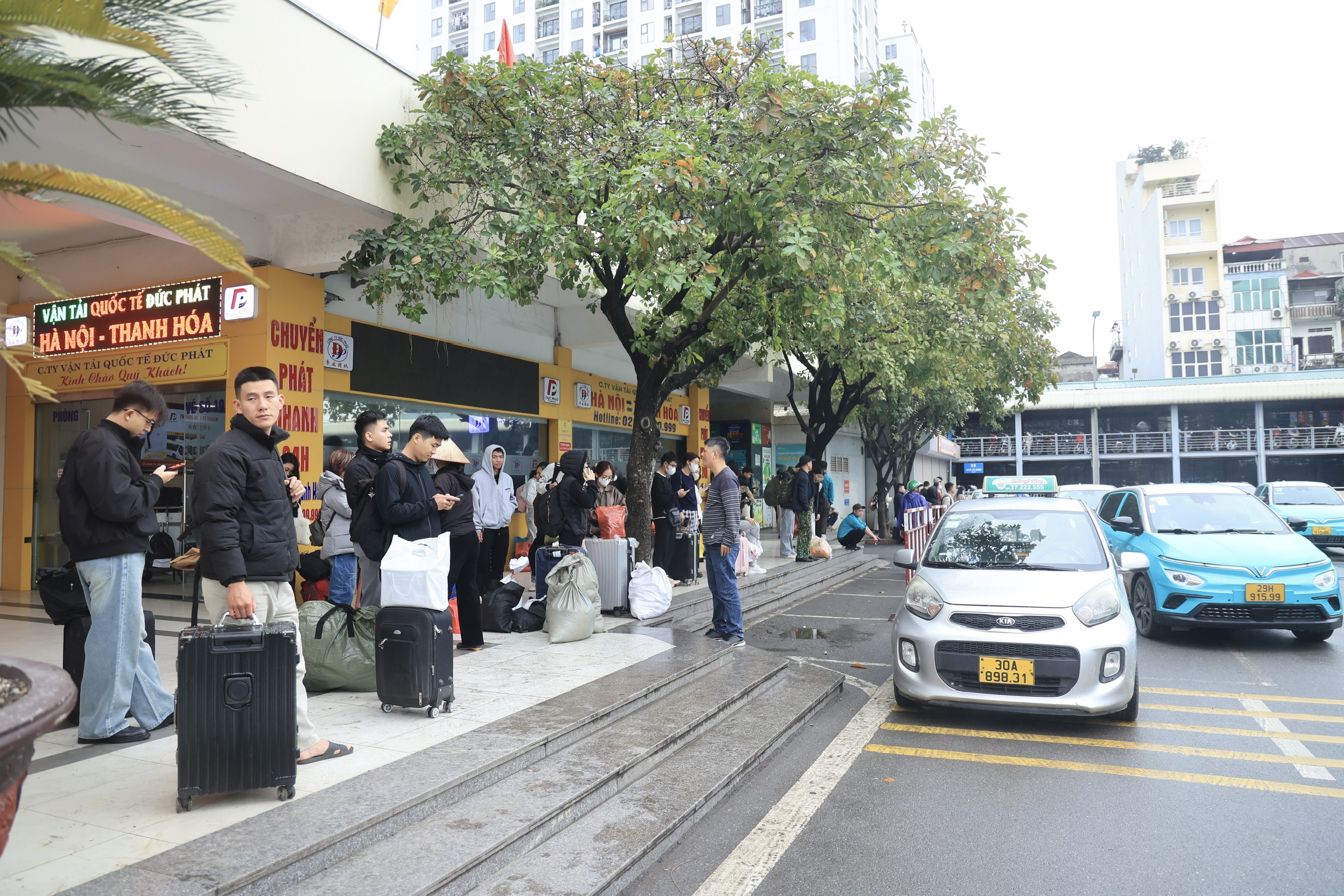 Người dân đội mưa gió hối hả trở lại Thủ đô chiều mùng 6 Tết- Ảnh 9. Người dân đội mưa gió hối hả trở lại Thủ đô chiều mùng 6 Tết- Ảnh 9.