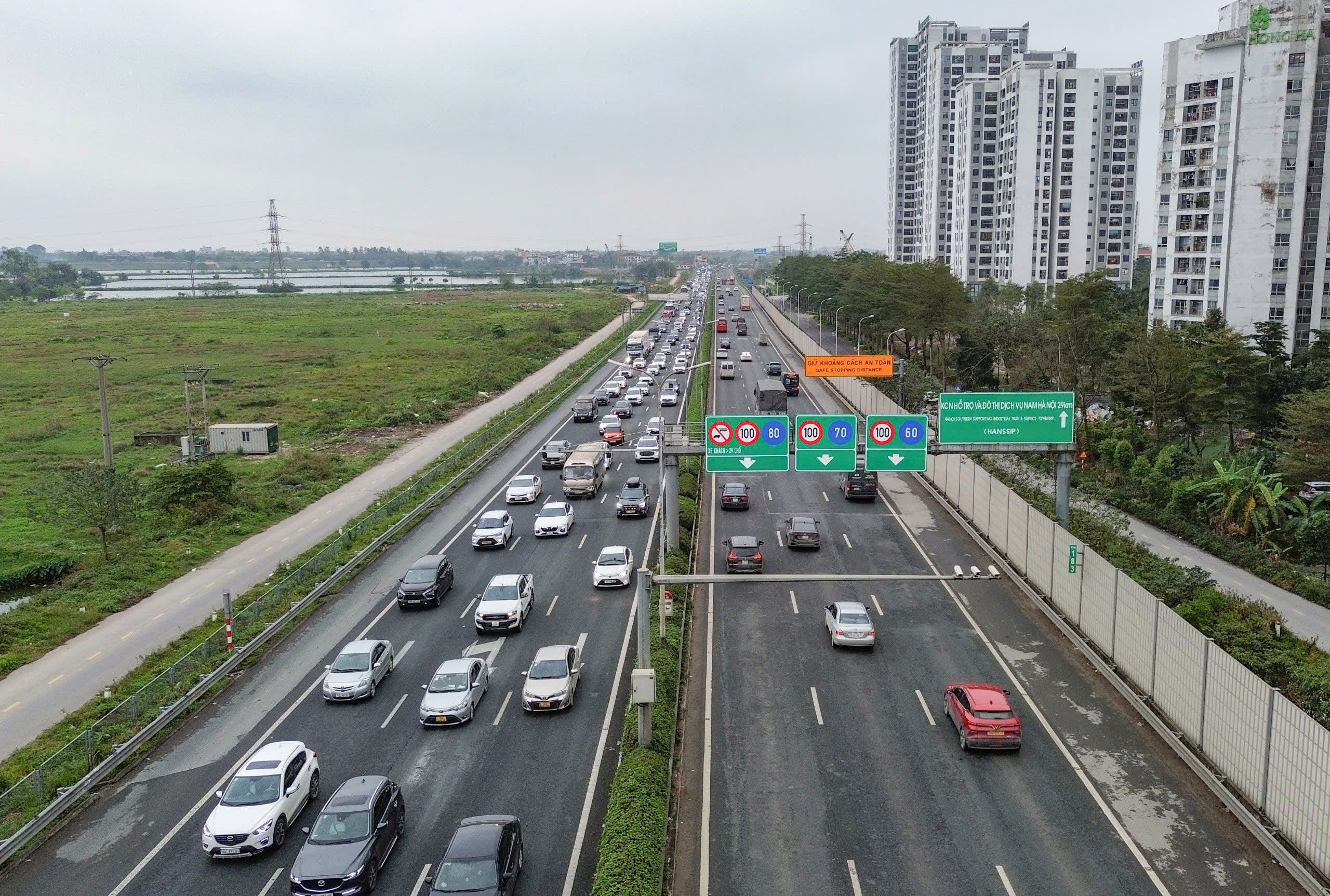 Dòng người đội mưa trở lại Hà Nội, cửa ngõ Thủ đô đông nghẹt chiều cuối nghỉ Tết- Ảnh 4. Dòng người đội mưa trở lại Hà Nội, cửa ngõ Thủ đô đông nghẹt chiều cuối nghỉ Tết- Ảnh 4.