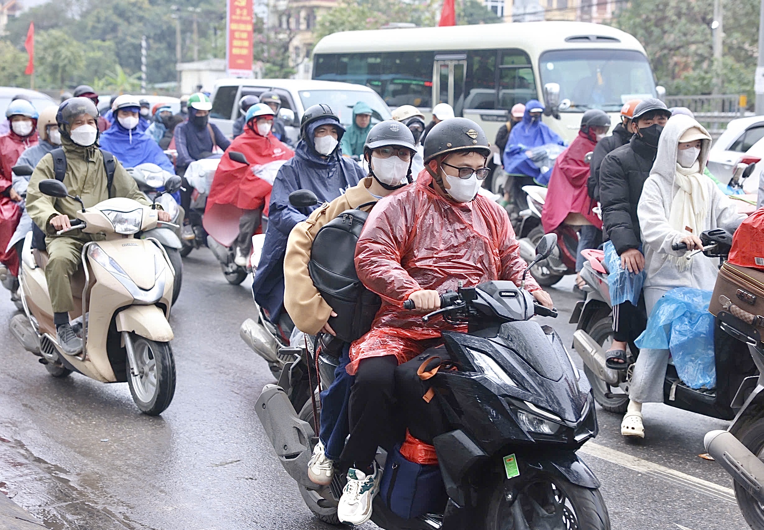 Dòng người đội mưa trở lại Hà Nội, cửa ngõ Thủ đô đông nghẹt chiều cuối nghỉ Tết- Ảnh 14. Dòng người đội mưa trở lại Hà Nội, cửa ngõ Thủ đô đông nghẹt chiều cuối nghỉ Tết- Ảnh 14.