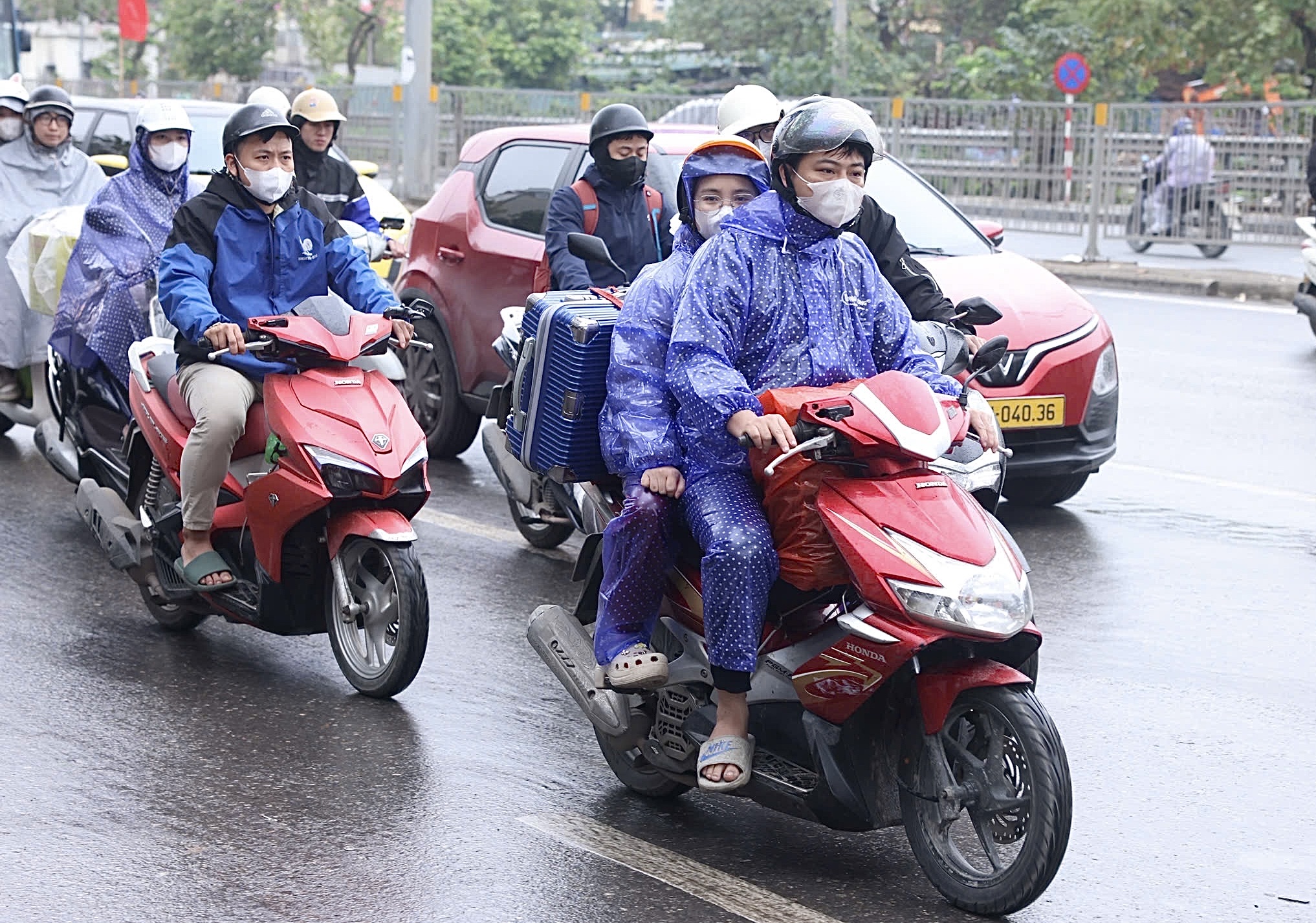 Dòng người đội mưa trở lại Hà Nội, cửa ngõ Thủ đô đông nghẹt chiều cuối nghỉ Tết- Ảnh 13. Dòng người đội mưa trở lại Hà Nội, cửa ngõ Thủ đô đông nghẹt chiều cuối nghỉ Tết- Ảnh 13.