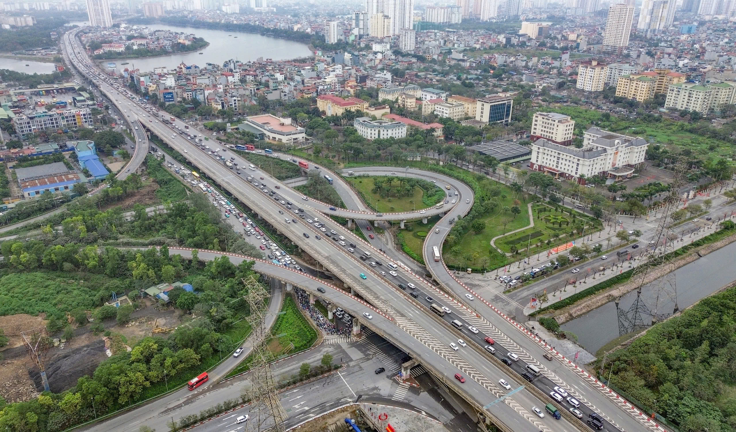 Dòng người đội mưa trở lại Hà Nội, cửa ngõ Thủ đô đông nghẹt chiều cuối nghỉ Tết- Ảnh 2. Dòng người đội mưa trở lại Hà Nội, cửa ngõ Thủ đô đông nghẹt chiều cuối nghỉ Tết- Ảnh 2.