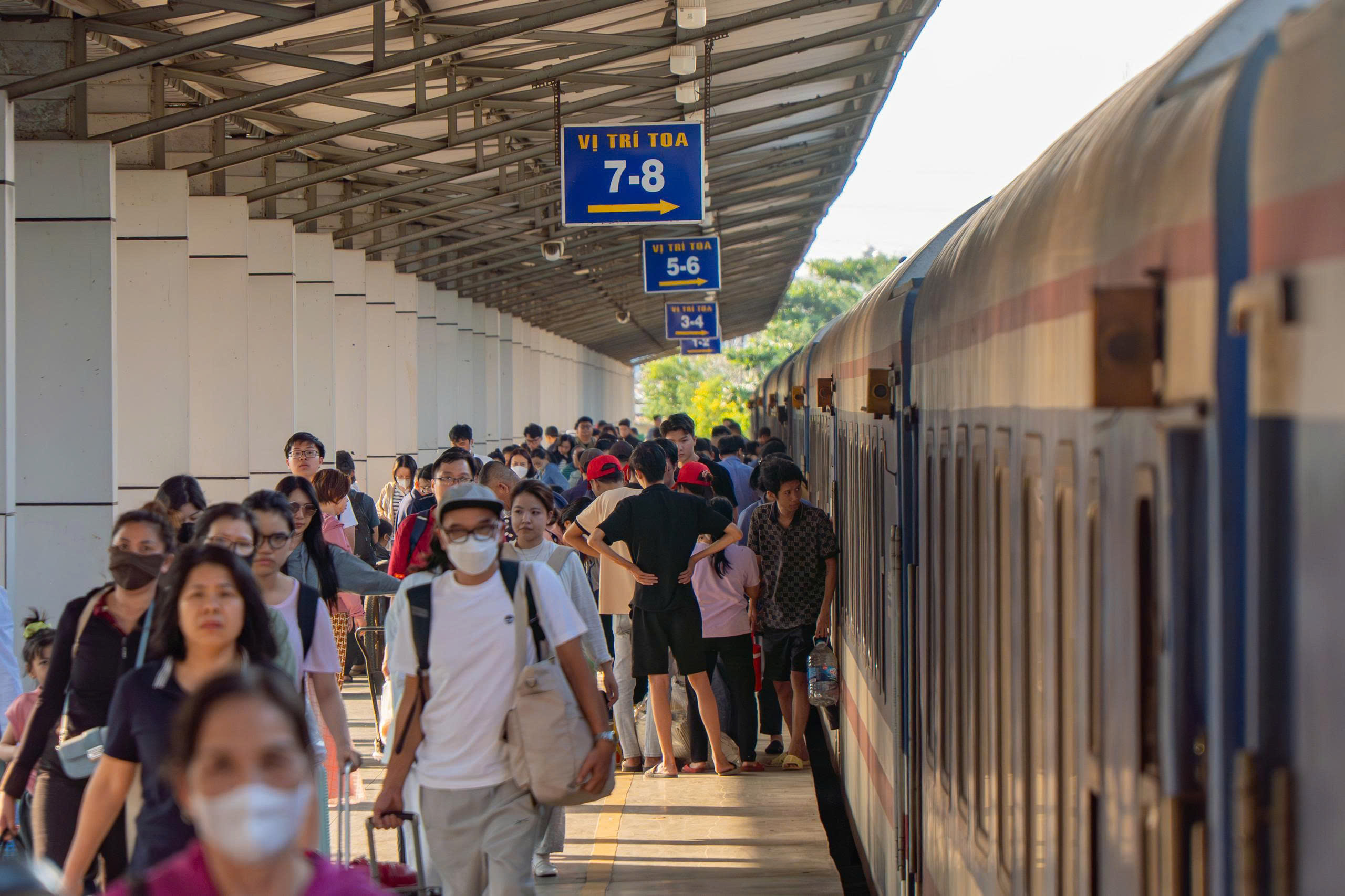 Ng&agrave;y cuối nghỉ Tết, giao th&ocirc;ng TP.HCM căng thẳng, nhiều nơi kẹt xe k&eacute;o d&agrave;i- Ảnh 14.