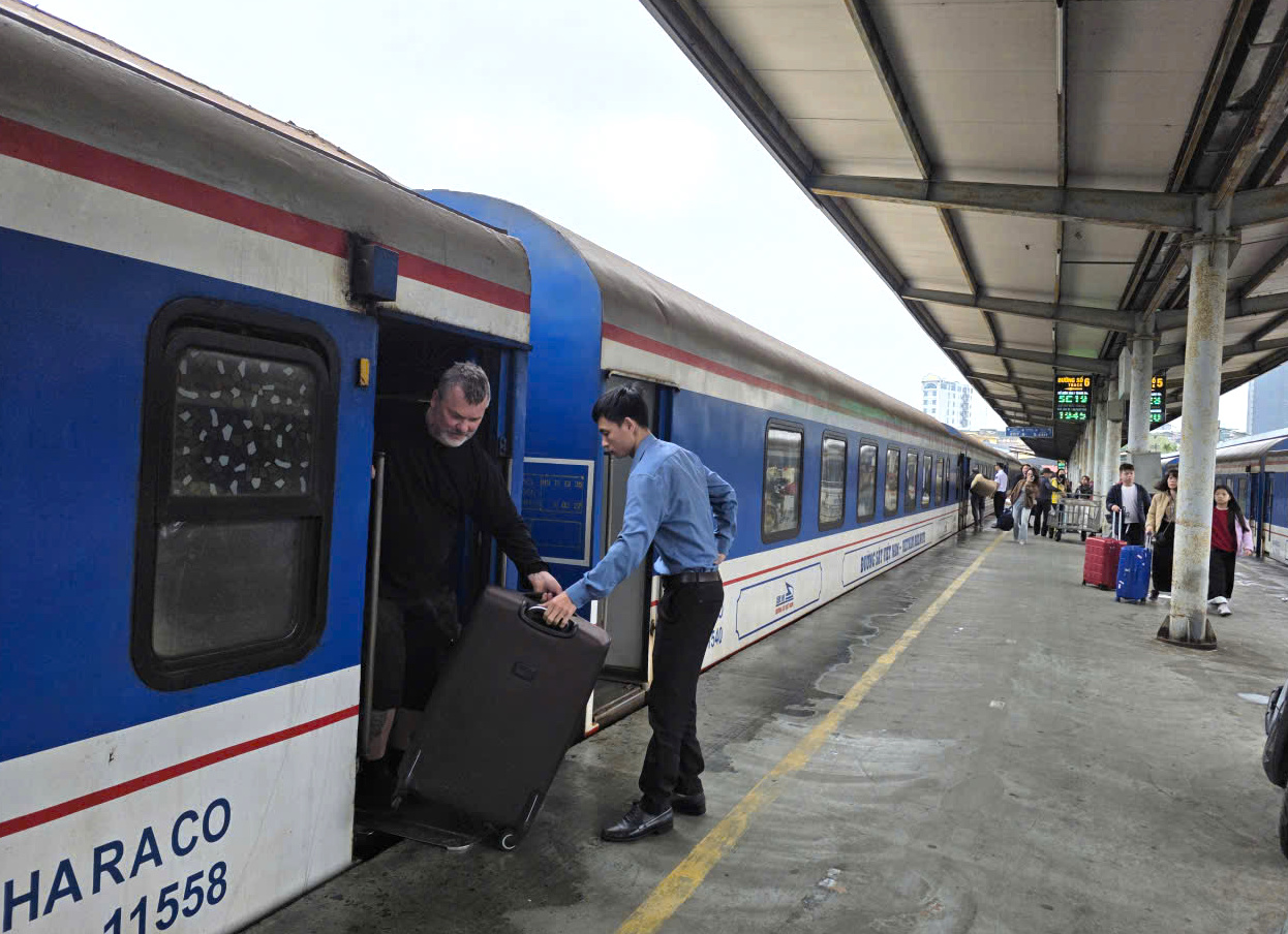 H&agrave;ng chục ngh&igrave;n người trở lại H&agrave; Nội sau Tết, ga t&agrave;u nhộn nhịp suốt ng&agrave;y đ&ecirc;m- Ảnh 2.