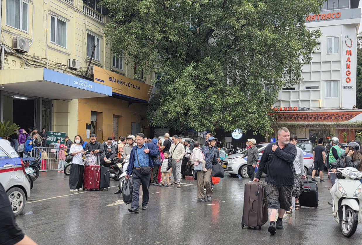 H&agrave;ng chục ngh&igrave;n người trở lại H&agrave; Nội sau Tết, ga t&agrave;u nhộn nhịp suốt ng&agrave;y đ&ecirc;m- Ảnh 10.