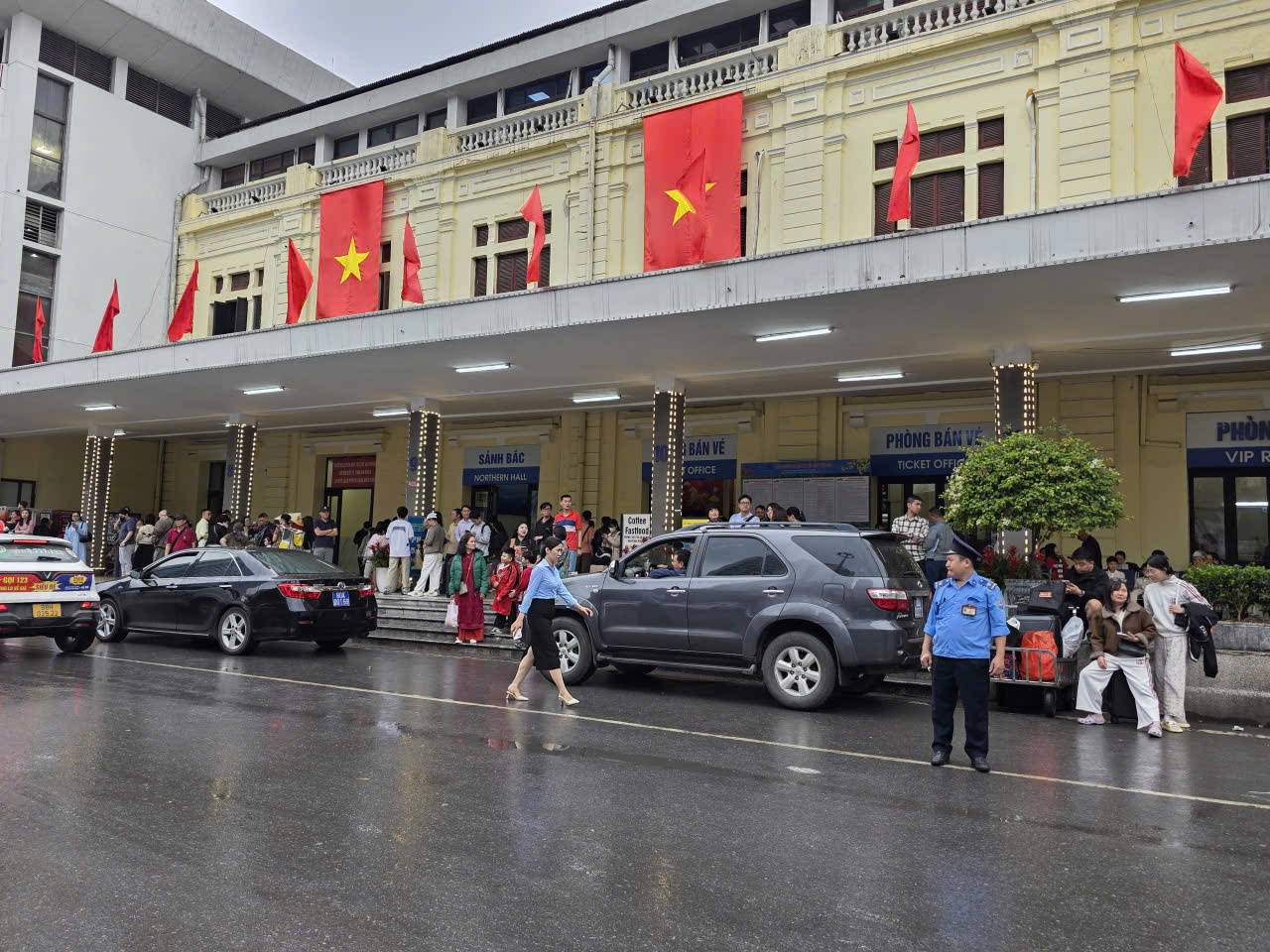 H&agrave;ng chục ngh&igrave;n người trở lại H&agrave; Nội sau Tết, ga t&agrave;u nhộn nhịp suốt ng&agrave;y đ&ecirc;m- Ảnh 15.