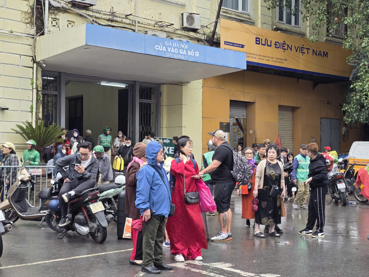 H&agrave;ng chục ngh&igrave;n người trở lại H&agrave; Nội sau Tết, ga t&agrave;u nhộn nhịp suốt ng&agrave;y đ&ecirc;m- Ảnh 14.