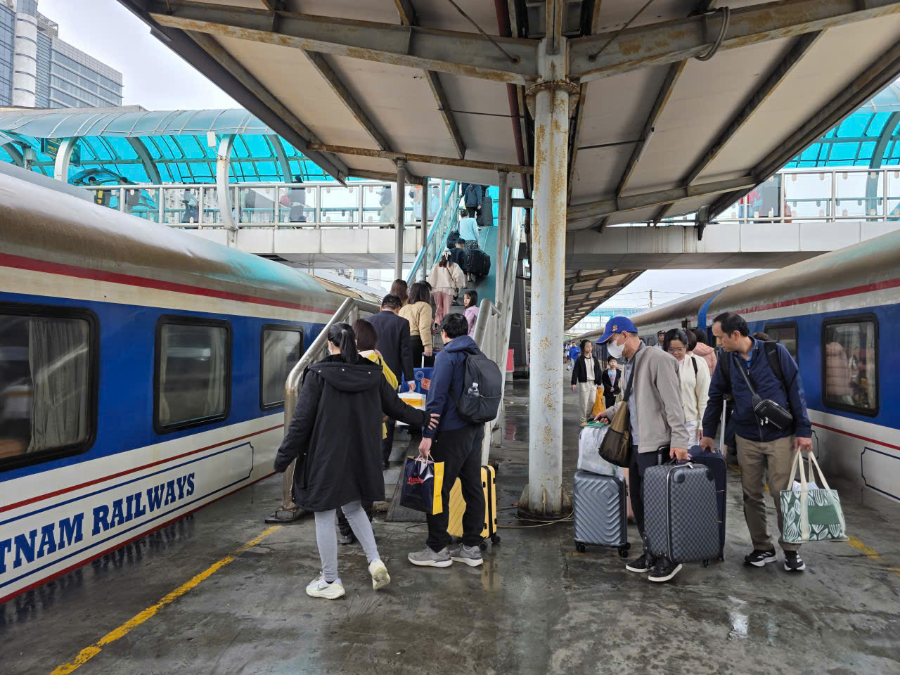 H&agrave;ng chục ngh&igrave;n người trở lại H&agrave; Nội sau Tết, ga t&agrave;u nhộn nhịp suốt ng&agrave;y đ&ecirc;m- Ảnh 4.