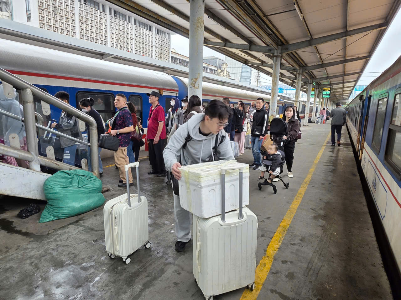 H&agrave;ng chục ngh&igrave;n người trở lại H&agrave; Nội sau Tết, ga t&agrave;u nhộn nhịp suốt ng&agrave;y đ&ecirc;m- Ảnh 5.