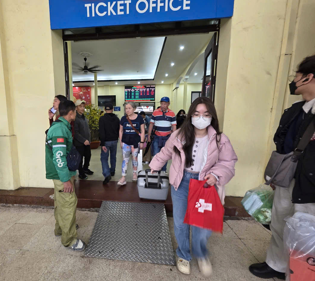 H&agrave;ng chục ngh&igrave;n người trở lại H&agrave; Nội sau Tết, ga t&agrave;u nhộn nhịp suốt ng&agrave;y đ&ecirc;m- Ảnh 9.