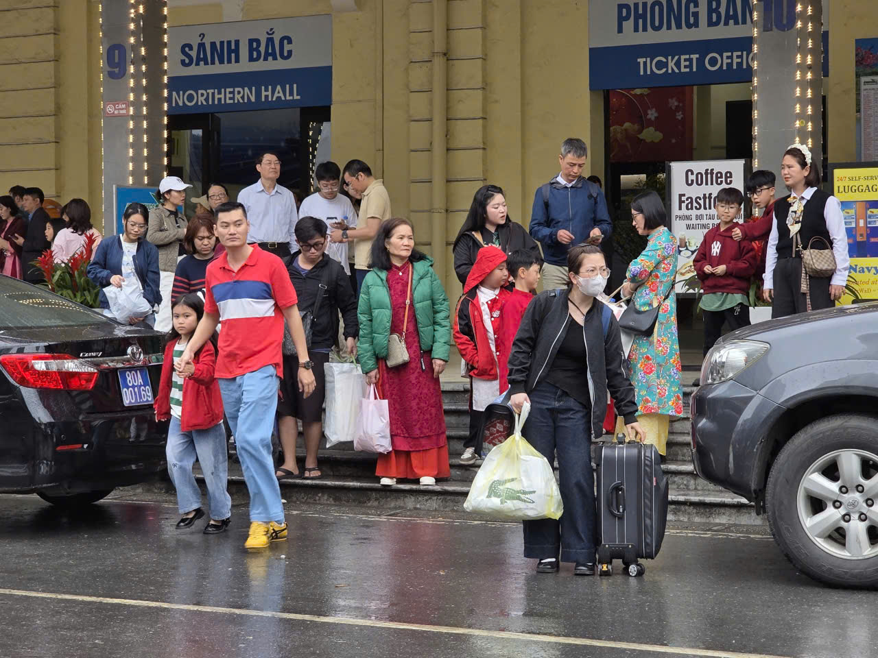 H&agrave;ng chục ngh&igrave;n người trở lại H&agrave; Nội sau Tết, ga t&agrave;u nhộn nhịp suốt ng&agrave;y đ&ecirc;m- Ảnh 13.