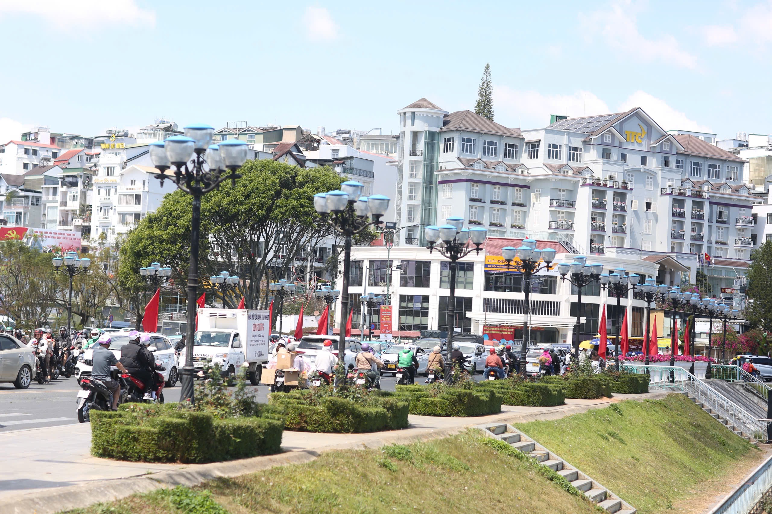 L&acirc;m Đồng: Giải b&agrave;i to&aacute;n duy tr&igrave; d&ograve;ng kh&aacute;ch khi s&acirc;n bay Li&ecirc;n Khương tạm đ&oacute;ng cửa- Ảnh 2.