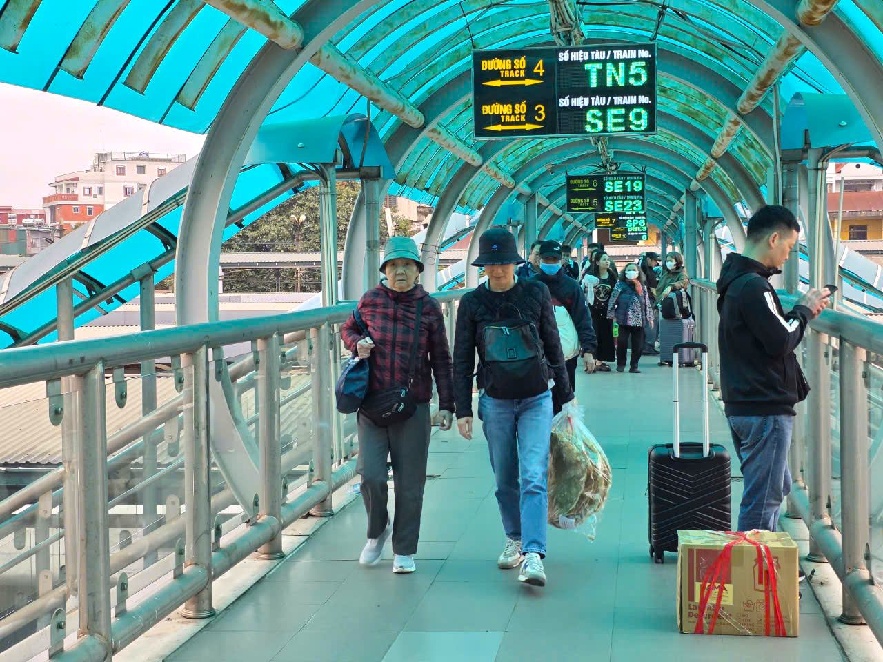 H&agrave;ng chục ngh&igrave;n người trở lại H&agrave; Nội sau Tết, ga t&agrave;u nhộn nhịp suốt ng&agrave;y đ&ecirc;m- Ảnh 8.