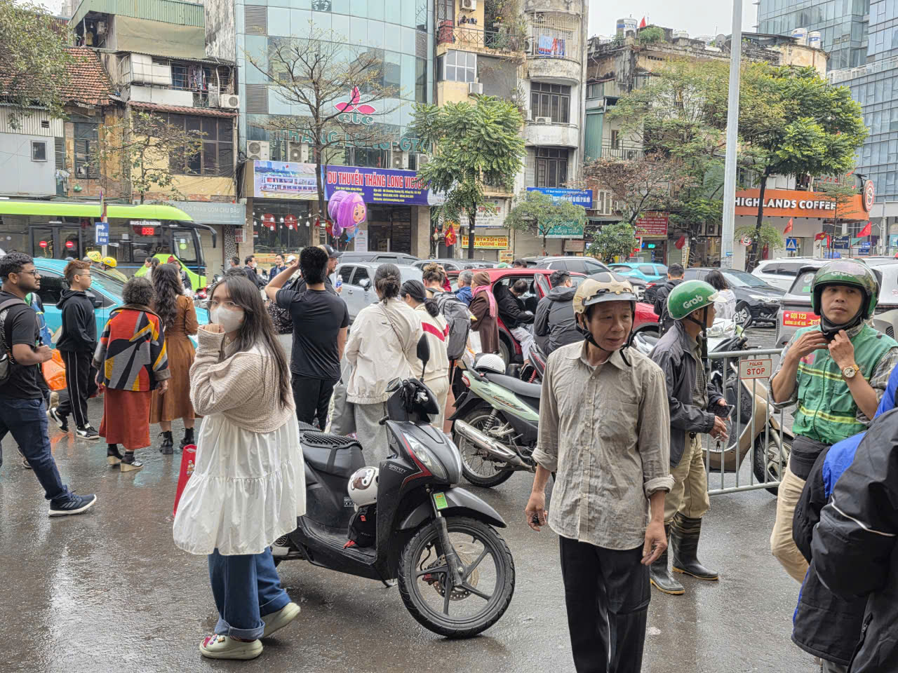 H&agrave;ng chục ngh&igrave;n người trở lại H&agrave; Nội sau Tết, ga t&agrave;u nhộn nhịp suốt ng&agrave;y đ&ecirc;m- Ảnh 11.