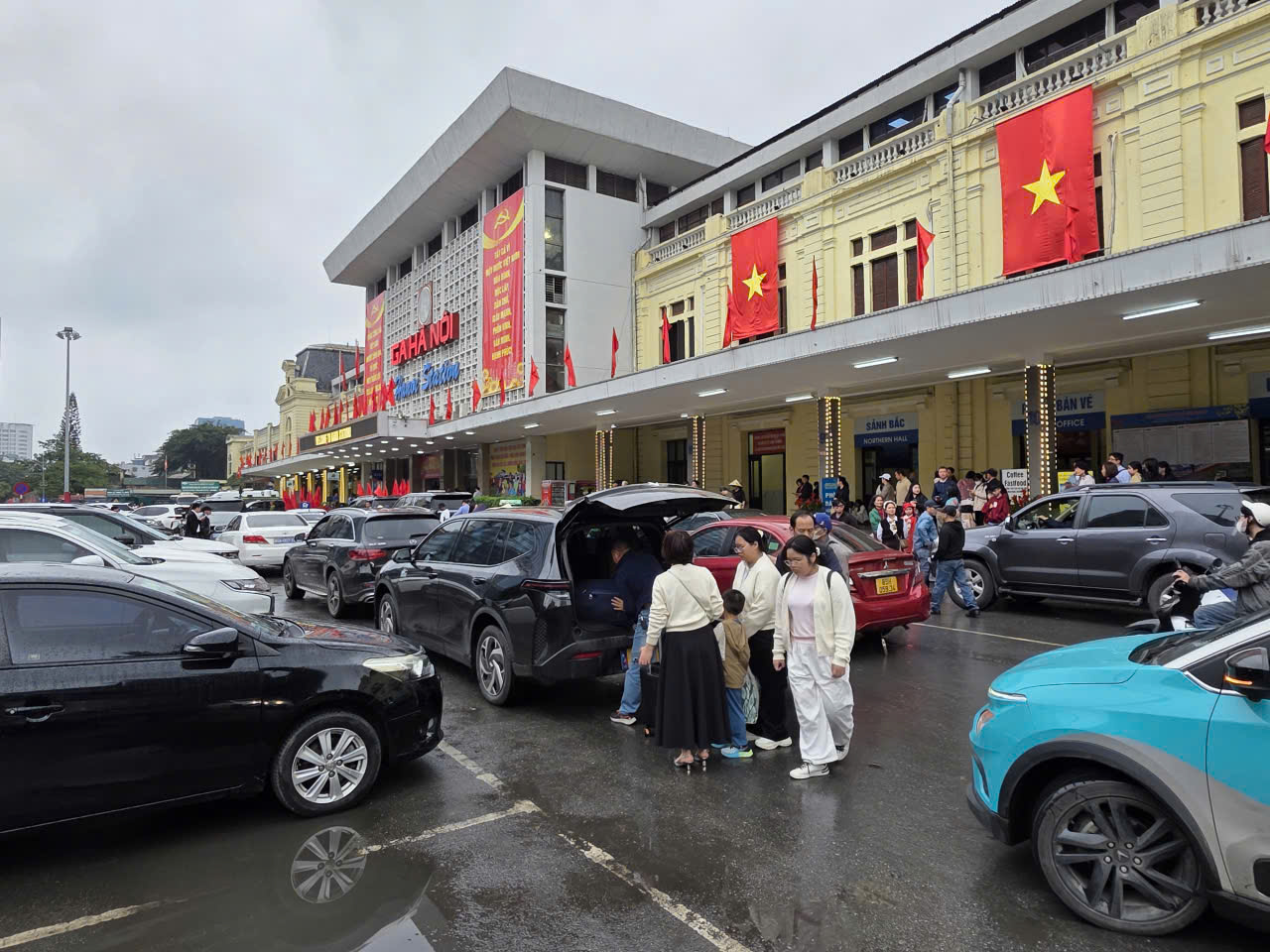 H&agrave;ng chục ngh&igrave;n người trở lại H&agrave; Nội sau Tết, ga t&agrave;u nhộn nhịp suốt ng&agrave;y đ&ecirc;m- Ảnh 1.