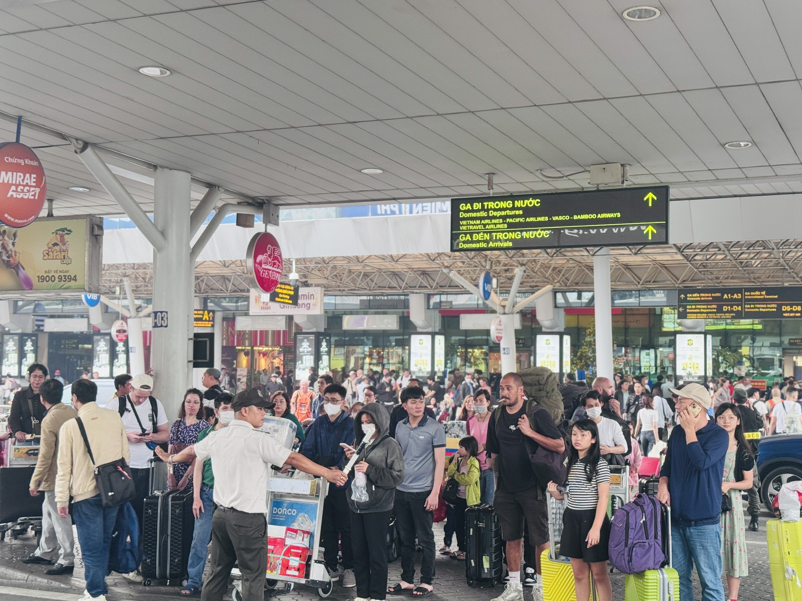 Khách qua sân bay Tân Sơn Nhất đông kỷ lục ngày cuối nghỉ Tết- Ảnh 1. Khách qua sân bay Tân Sơn Nhất đông kỷ lục ngày cuối nghỉ Tết- Ảnh 1.
