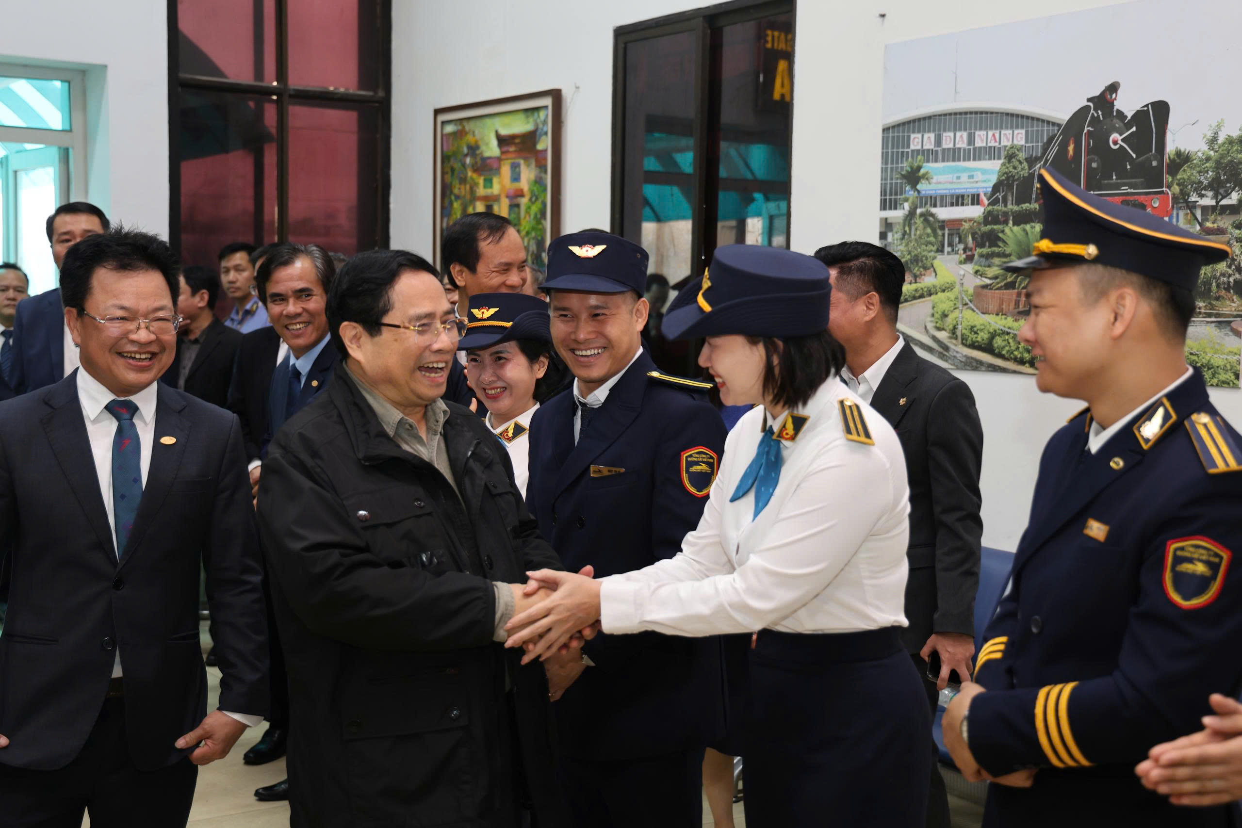 Thủ tướng Phạm Minh Ch&iacute;nh: Đường sắt phải cải tiến để hạ gi&aacute; th&agrave;nh, tăng t&iacute;nh cạnh tranh- Ảnh 2.