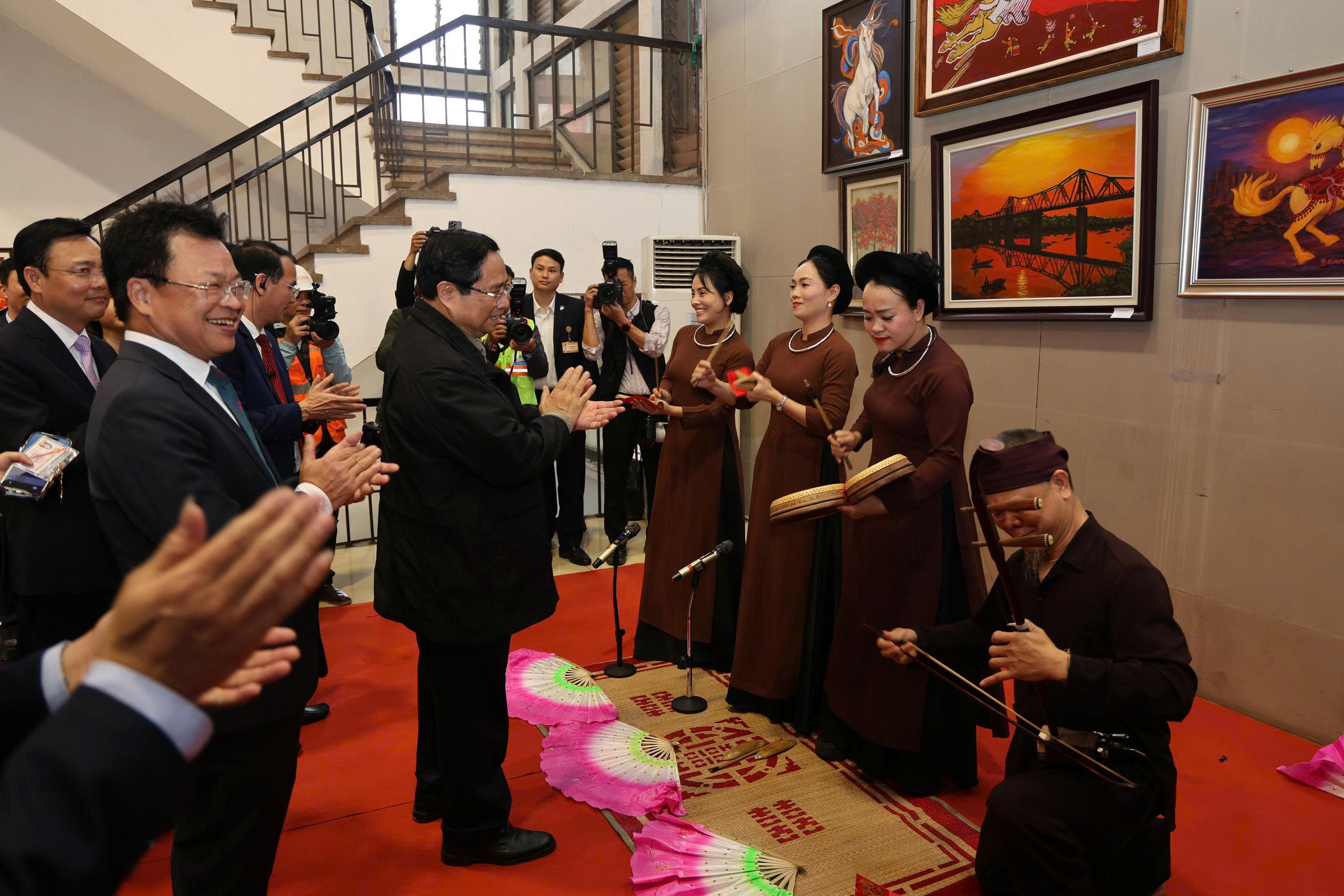 Thủ tướng Phạm Minh Ch&iacute;nh: Đường sắt phải cải tiến để hạ gi&aacute; th&agrave;nh, tăng t&iacute;nh cạnh tranh- Ảnh 8.