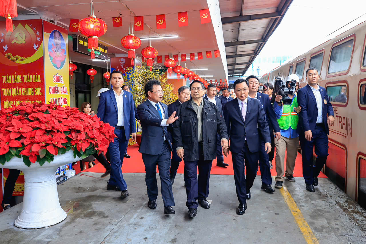 Thủ tướng Phạm Minh Ch&iacute;nh: Đường sắt phải cải tiến để hạ gi&aacute; th&agrave;nh, tăng t&iacute;nh cạnh tranh- Ảnh 7.