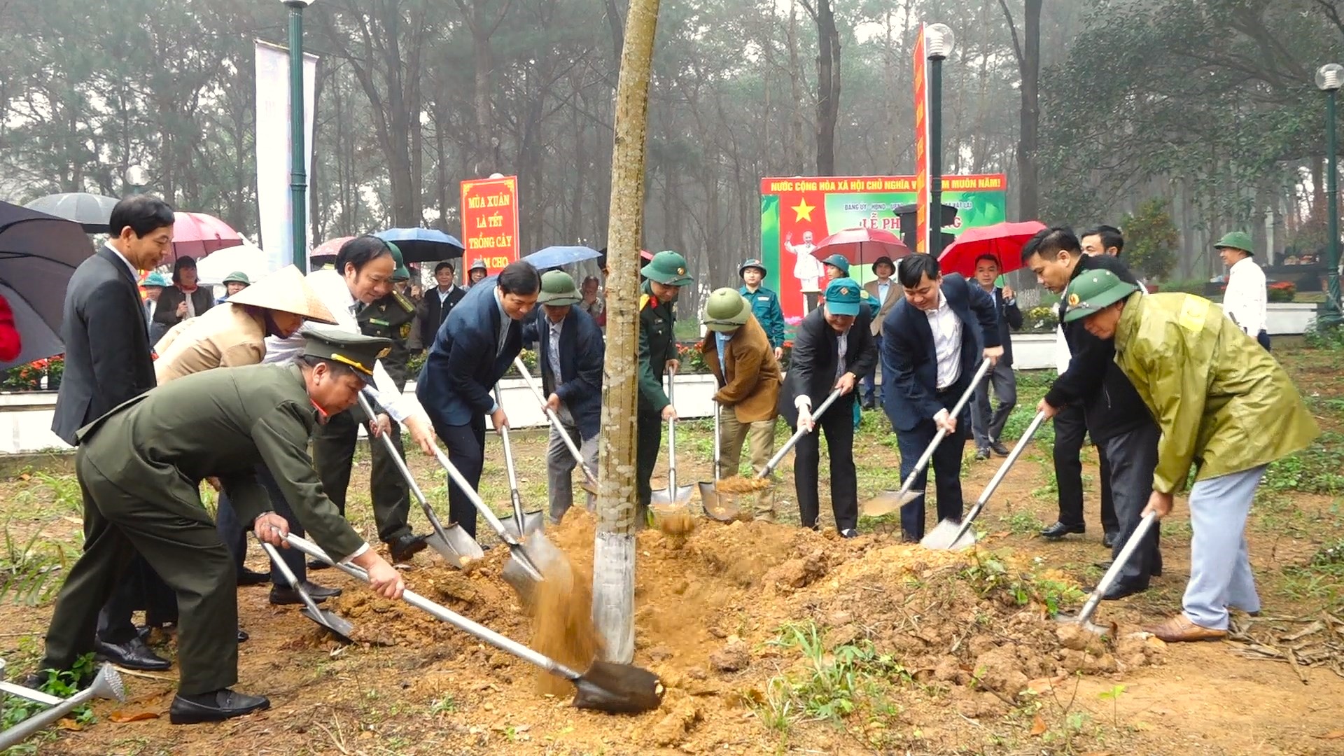 Hà Nội: 126 xã, phường phát động "Tết trồng cây"- Ảnh 3. Hà Nội: 126 xã, phường phát động "Tết trồng cây"- Ảnh 3.