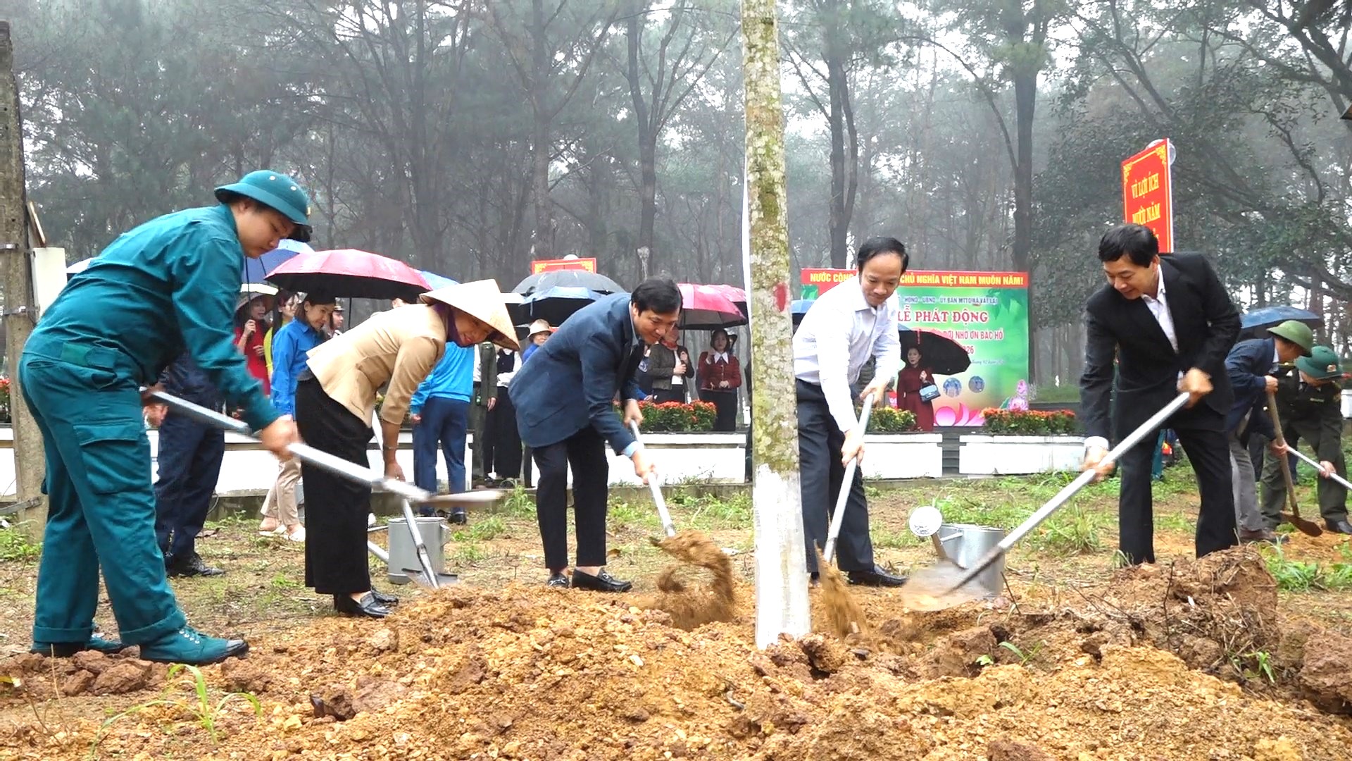 Hà Nội: 126 xã, phường phát động "Tết trồng cây"- Ảnh 4. Hà Nội: 126 xã, phường phát động "Tết trồng cây"- Ảnh 4.