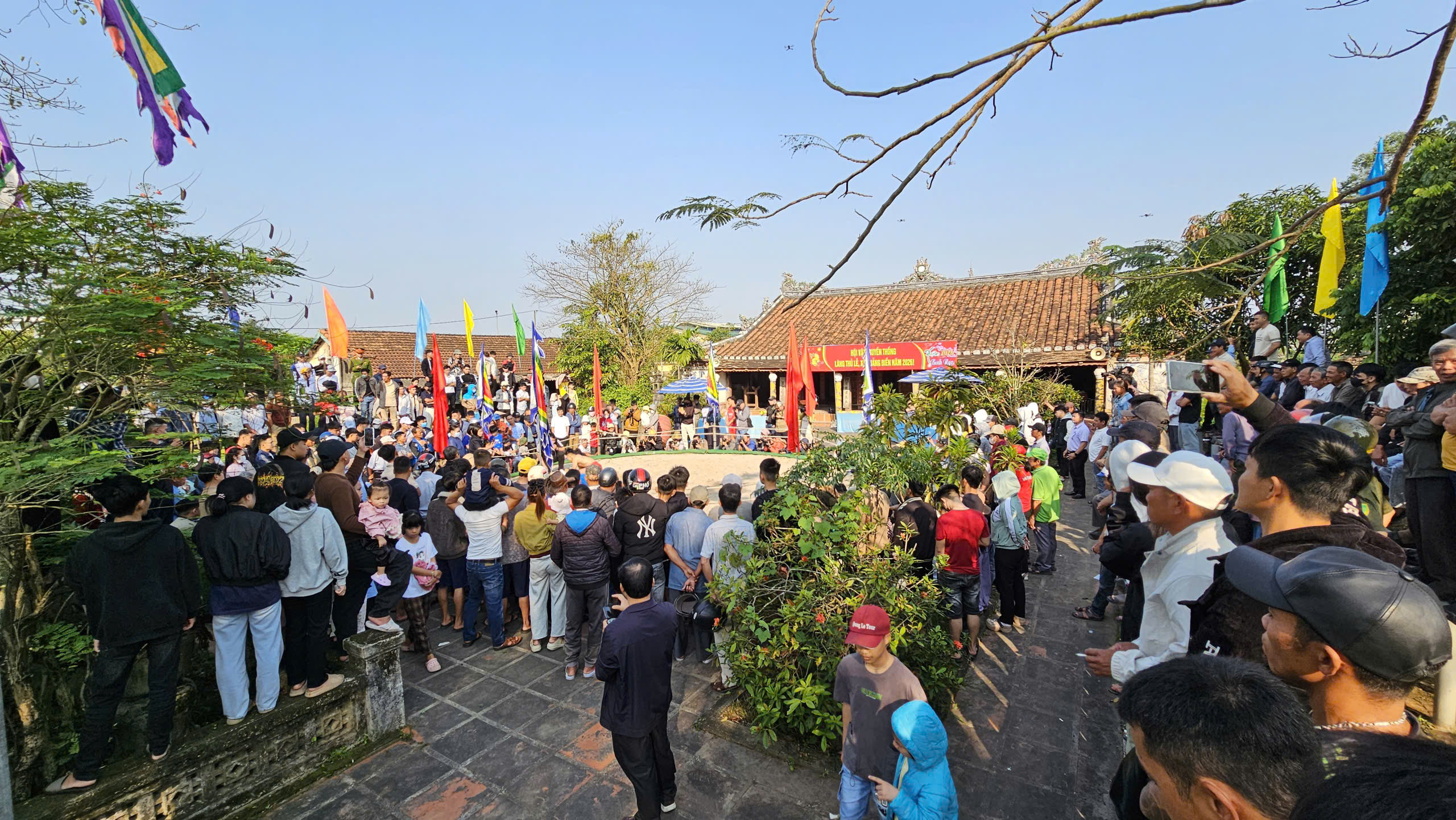 Người dân, du khách Huế nô nức xem hội vật truyền thống ở làng Thủ Lễ- Ảnh 13. Người dân, du khách Huế nô nức xem hội vật truyền thống ở làng Thủ Lễ- Ảnh 13.