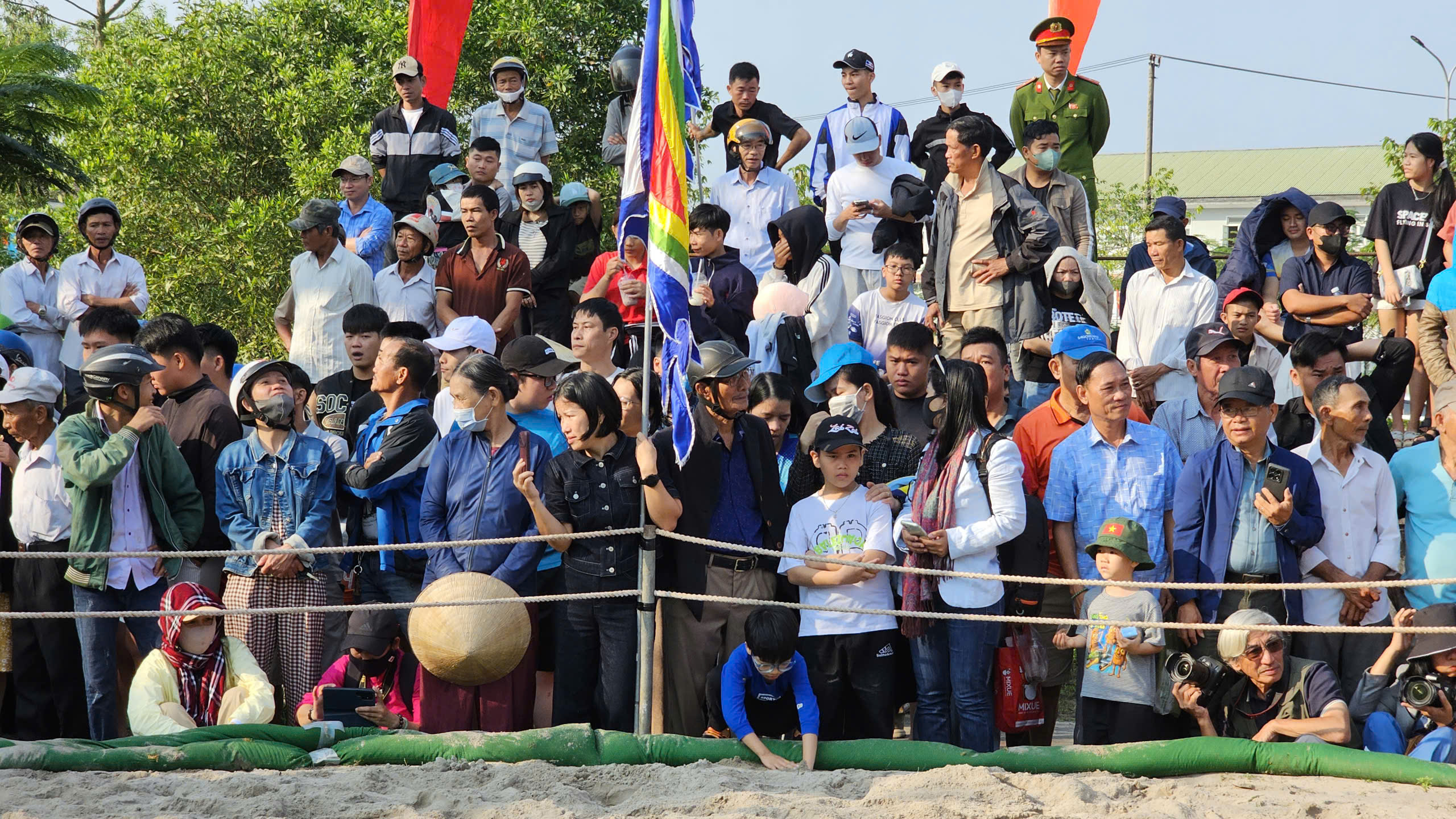 Người dân, du khách Huế nô nức xem hội vật truyền thống ở làng Thủ Lễ- Ảnh 4. Người dân, du khách Huế nô nức xem hội vật truyền thống ở làng Thủ Lễ- Ảnh 4.