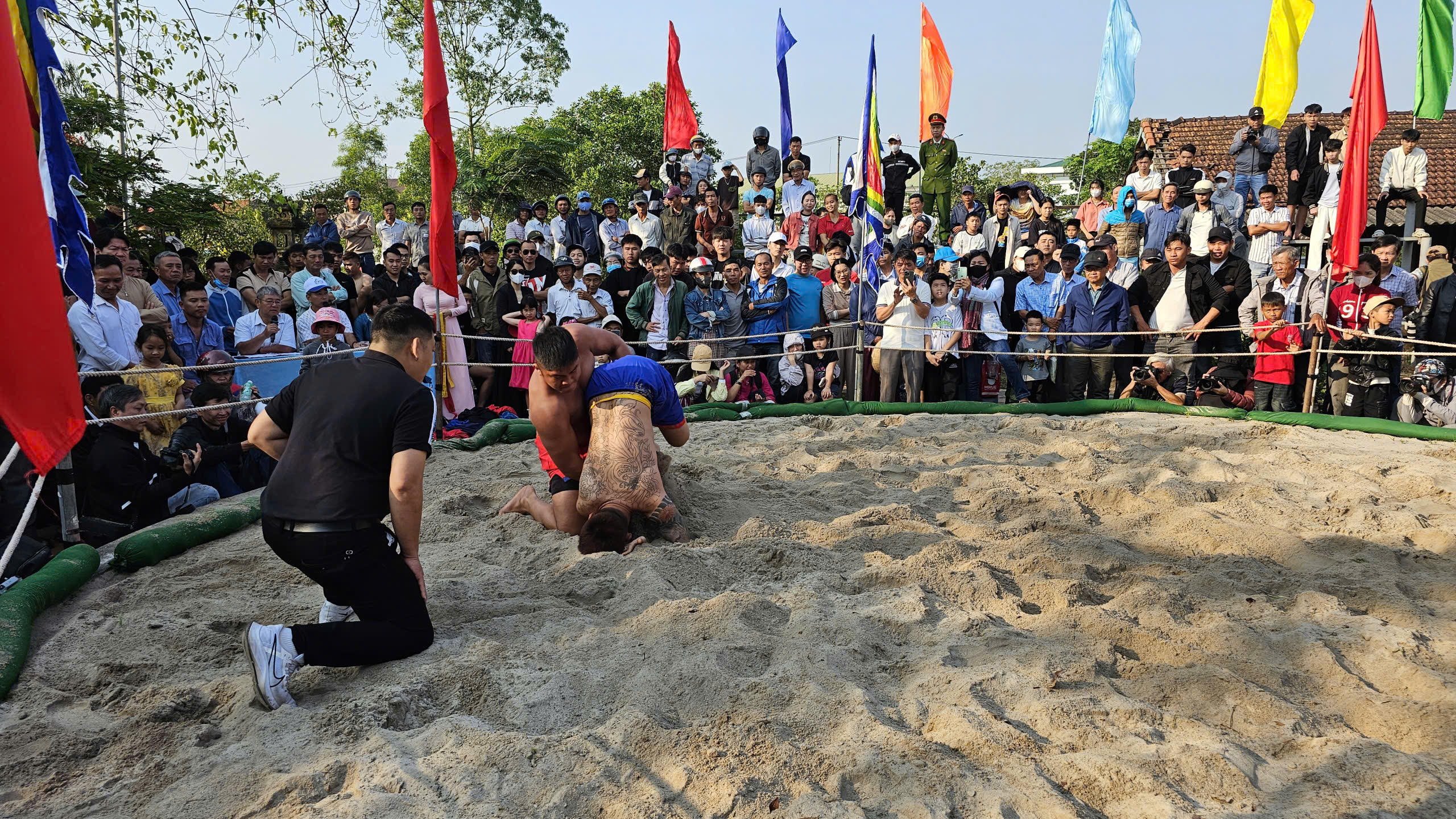 Người dân, du khách Huế nô nức xem hội vật truyền thống ở làng Thủ Lễ- Ảnh 10. Người dân, du khách Huế nô nức xem hội vật truyền thống ở làng Thủ Lễ- Ảnh 10.