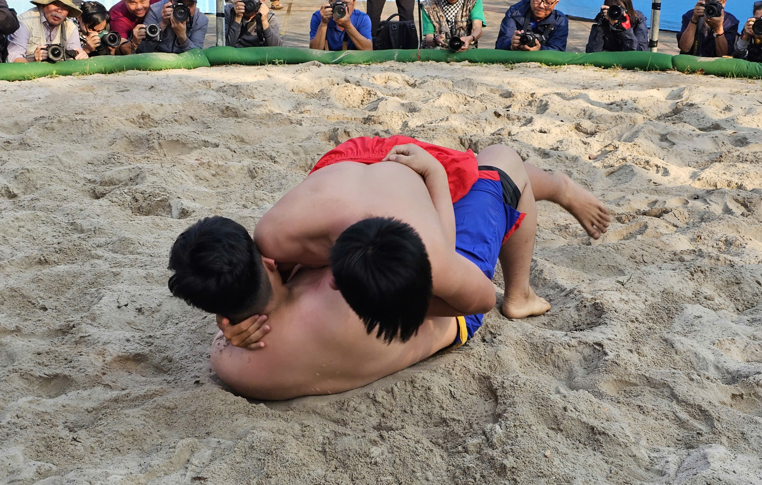 Người dân, du khách Huế nô nức xem hội vật truyền thống ở làng Thủ Lễ- Ảnh 8. Người dân, du khách Huế nô nức xem hội vật truyền thống ở làng Thủ Lễ- Ảnh 8.