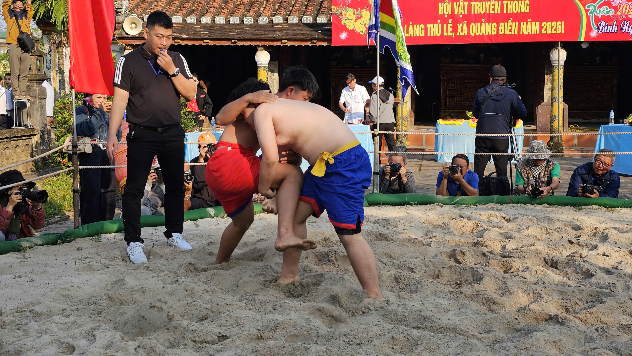 Người dân, du khách Huế nô nức xem hội vật truyền thống ở làng Thủ Lễ- Ảnh 14. Người dân, du khách Huế nô nức xem hội vật truyền thống ở làng Thủ Lễ- Ảnh 14.