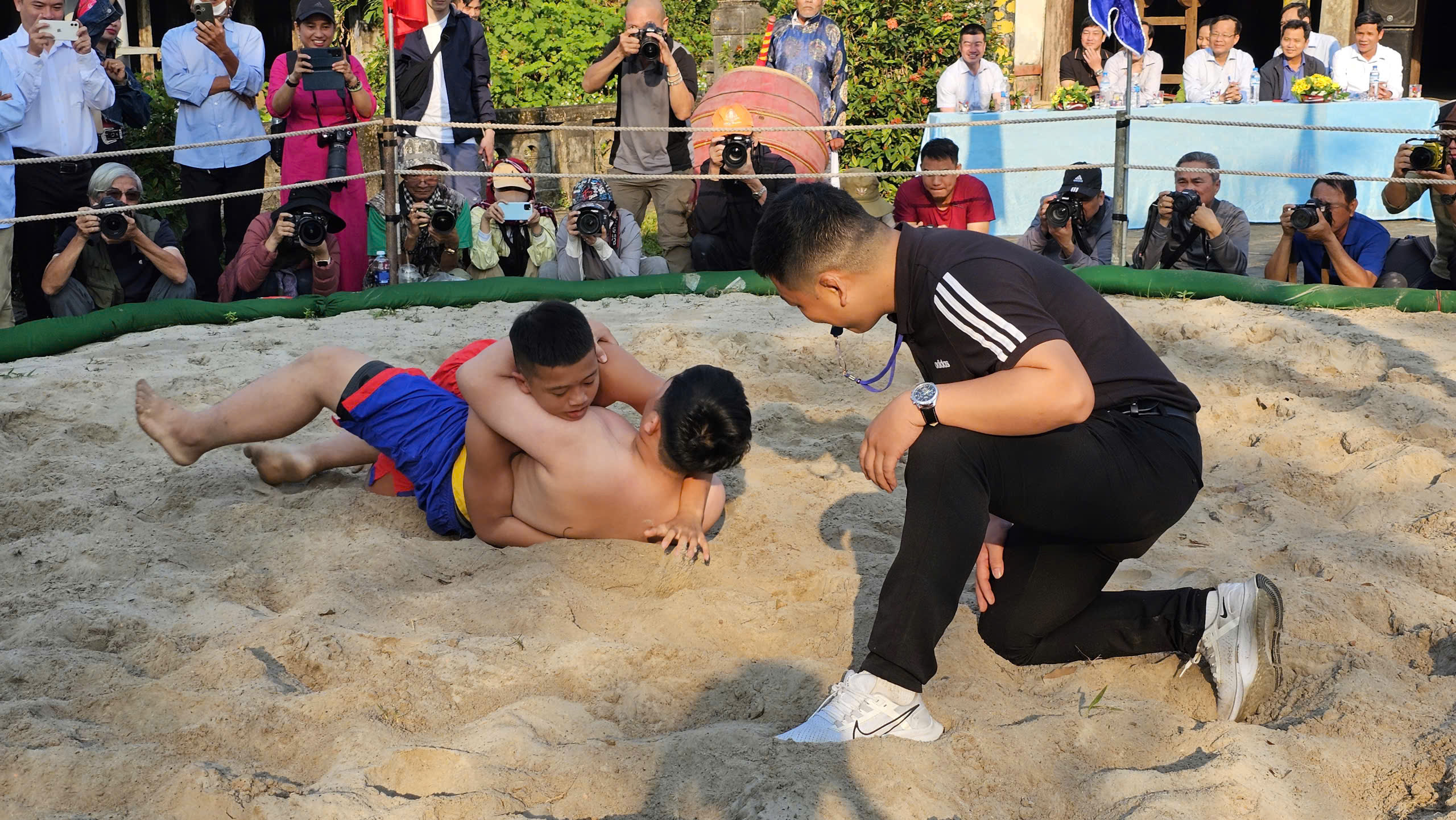 Người dân, du khách Huế nô nức xem hội vật truyền thống ở làng Thủ Lễ- Ảnh 6. Người dân, du khách Huế nô nức xem hội vật truyền thống ở làng Thủ Lễ- Ảnh 6.