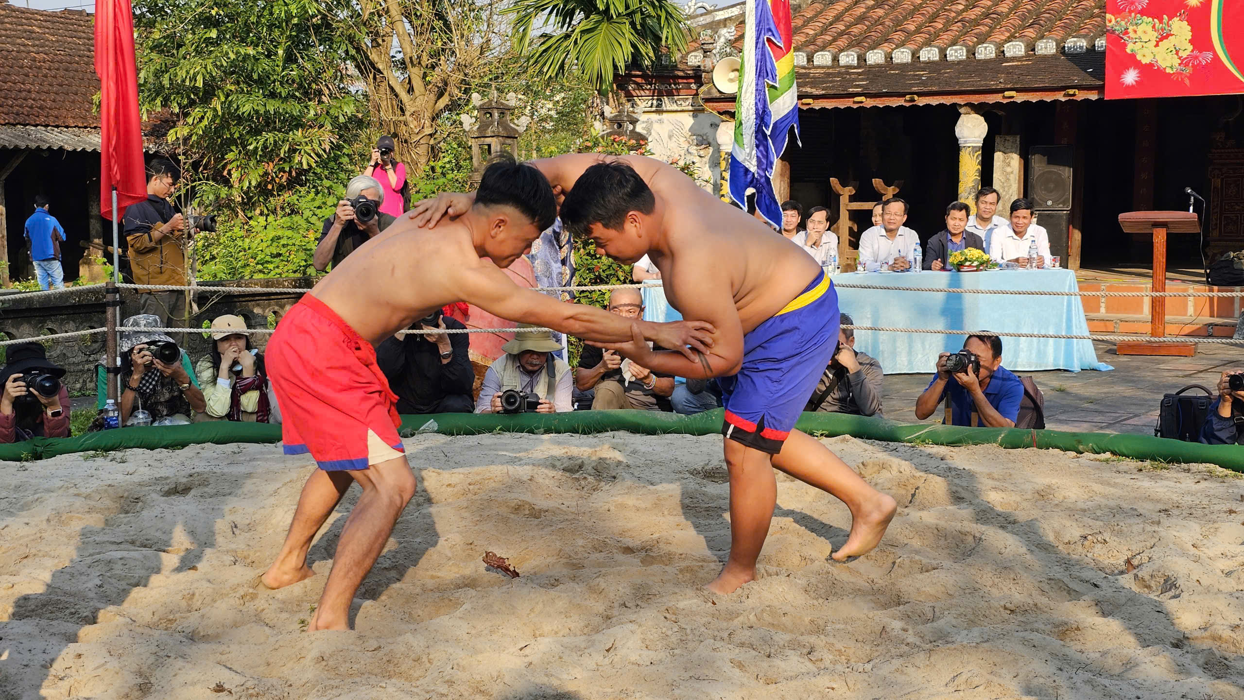 Người dân, du khách Huế nô nức xem hội vật truyền thống ở làng Thủ Lễ- Ảnh 5. Người dân, du khách Huế nô nức xem hội vật truyền thống ở làng Thủ Lễ- Ảnh 5.