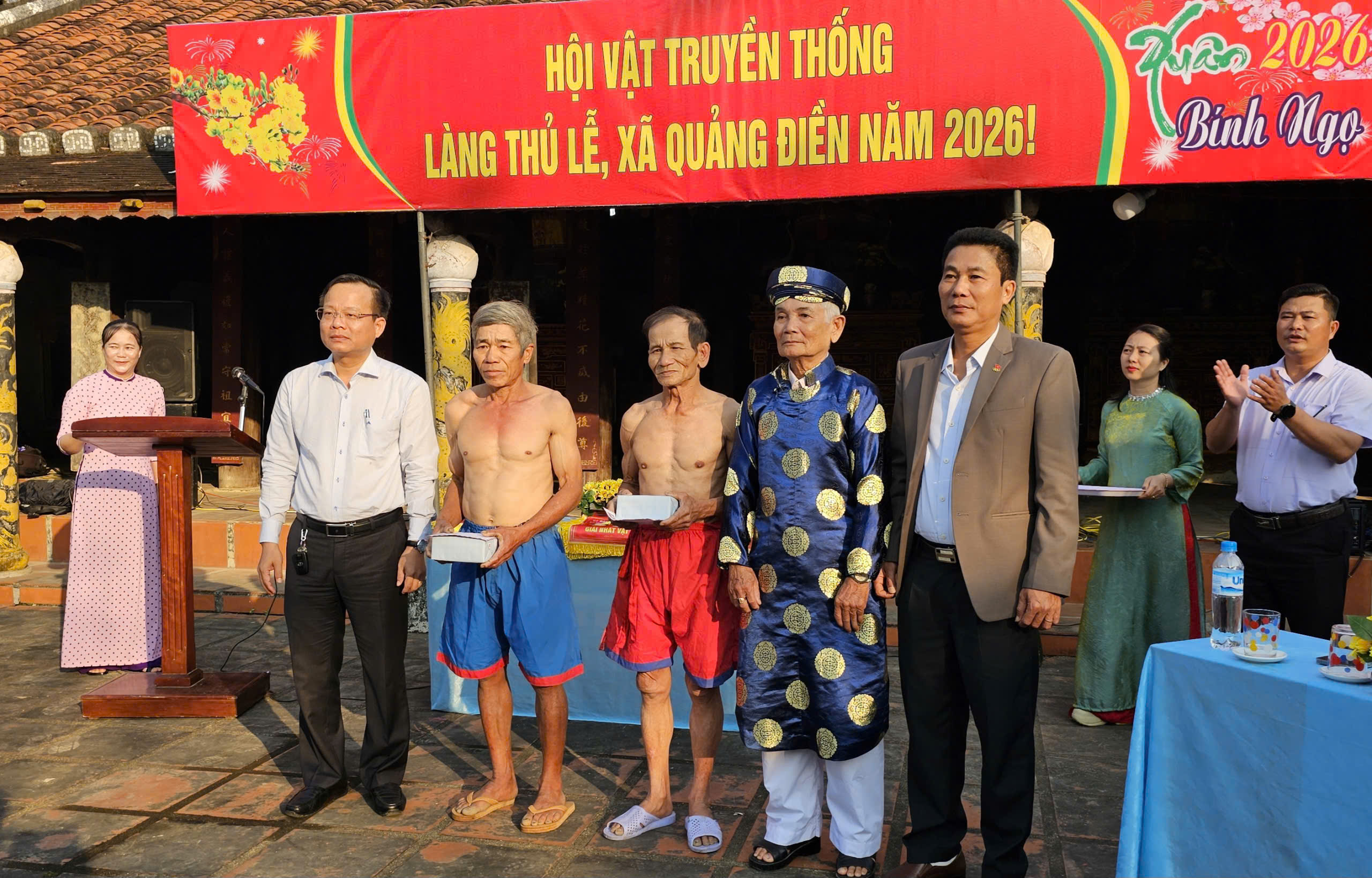 Người dân, du khách Huế nô nức xem hội vật truyền thống ở làng Thủ Lễ- Ảnh 15. Người dân, du khách Huế nô nức xem hội vật truyền thống ở làng Thủ Lễ- Ảnh 15.