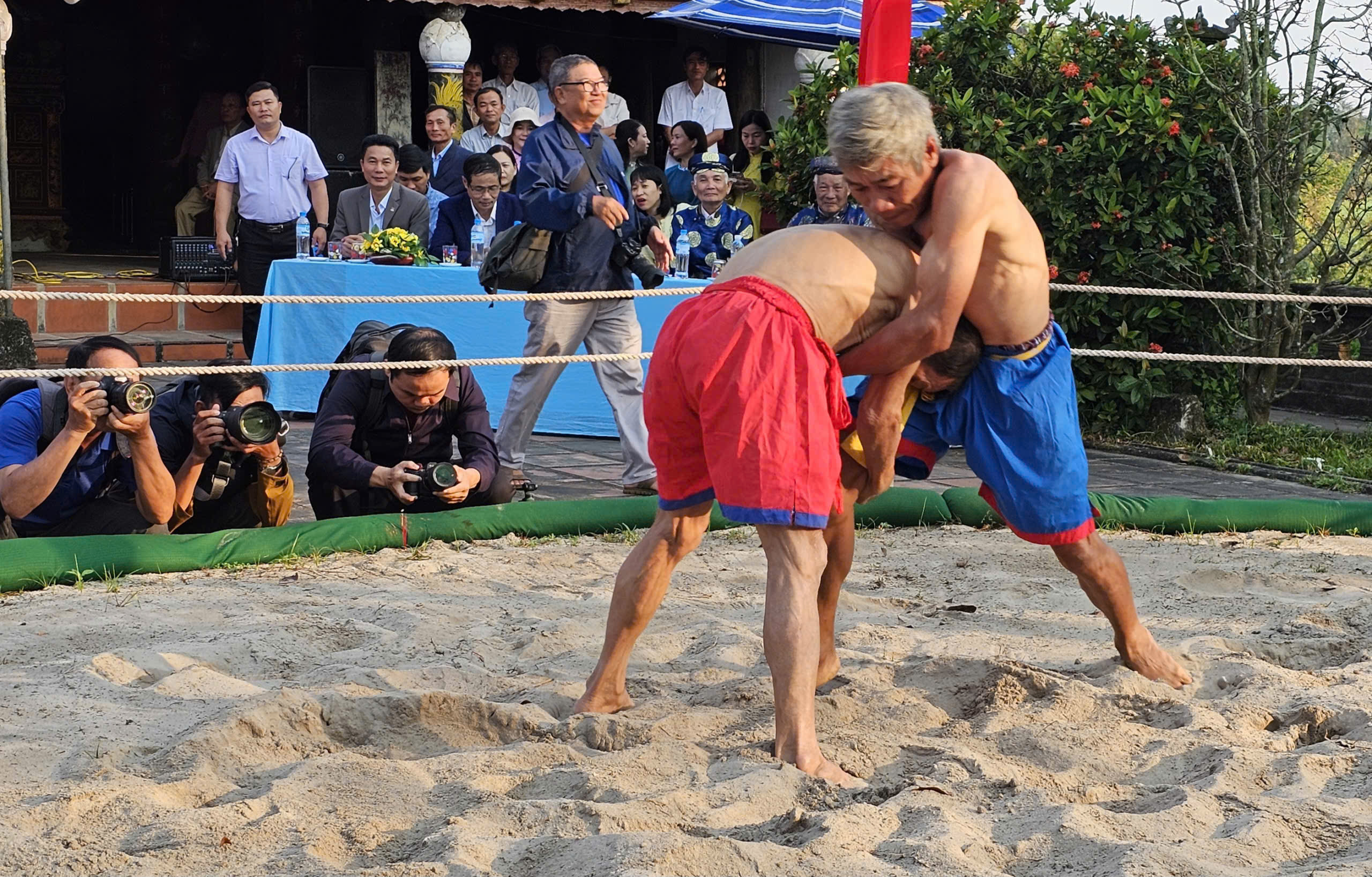 Người dân, du khách Huế nô nức xem hội vật truyền thống ở làng Thủ Lễ- Ảnh 2. Người dân, du khách Huế nô nức xem hội vật truyền thống ở làng Thủ Lễ- Ảnh 2.