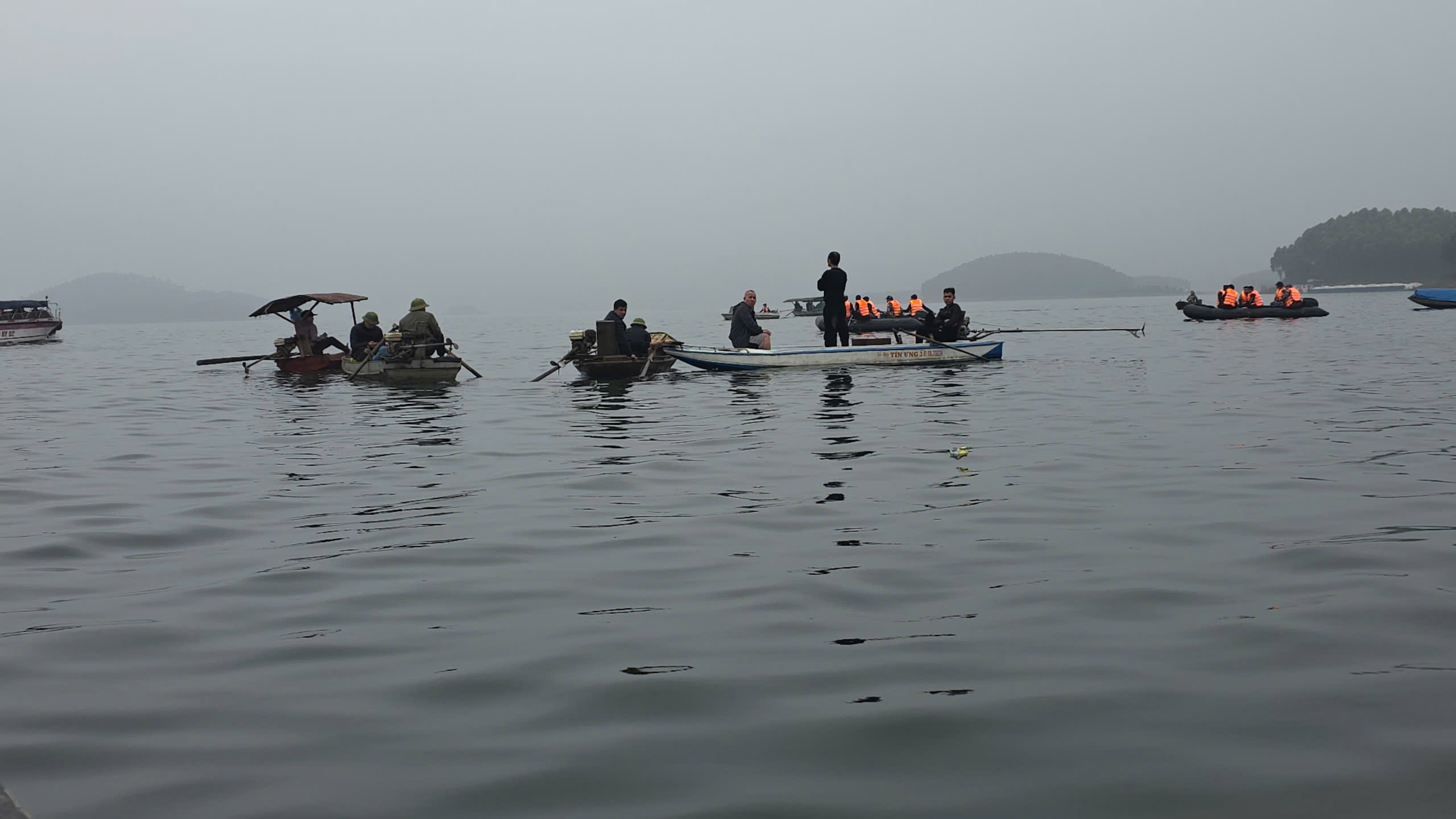 Cận cảnh đặc công nước tìm kiếm các nạn nhân mất tích vụ chìm tàu trên hồ Thác Bà- Ảnh 3. Cận cảnh đặc công nước tìm kiếm các nạn nhân mất tích vụ chìm tàu trên hồ Thác Bà- Ảnh 3.