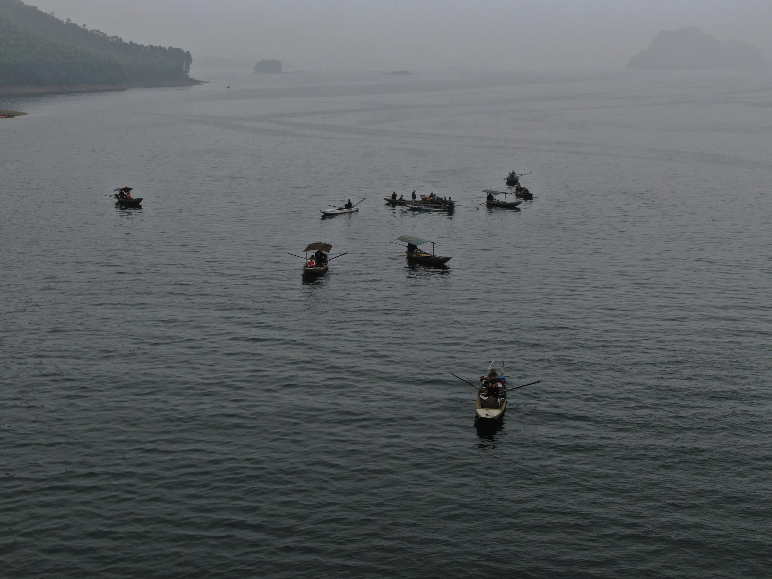 Cận cảnh đặc công nước tìm kiếm các nạn nhân mất tích vụ chìm tàu trên hồ Thác Bà- Ảnh 4. Cận cảnh đặc công nước tìm kiếm các nạn nhân mất tích vụ chìm tàu trên hồ Thác Bà- Ảnh 4.