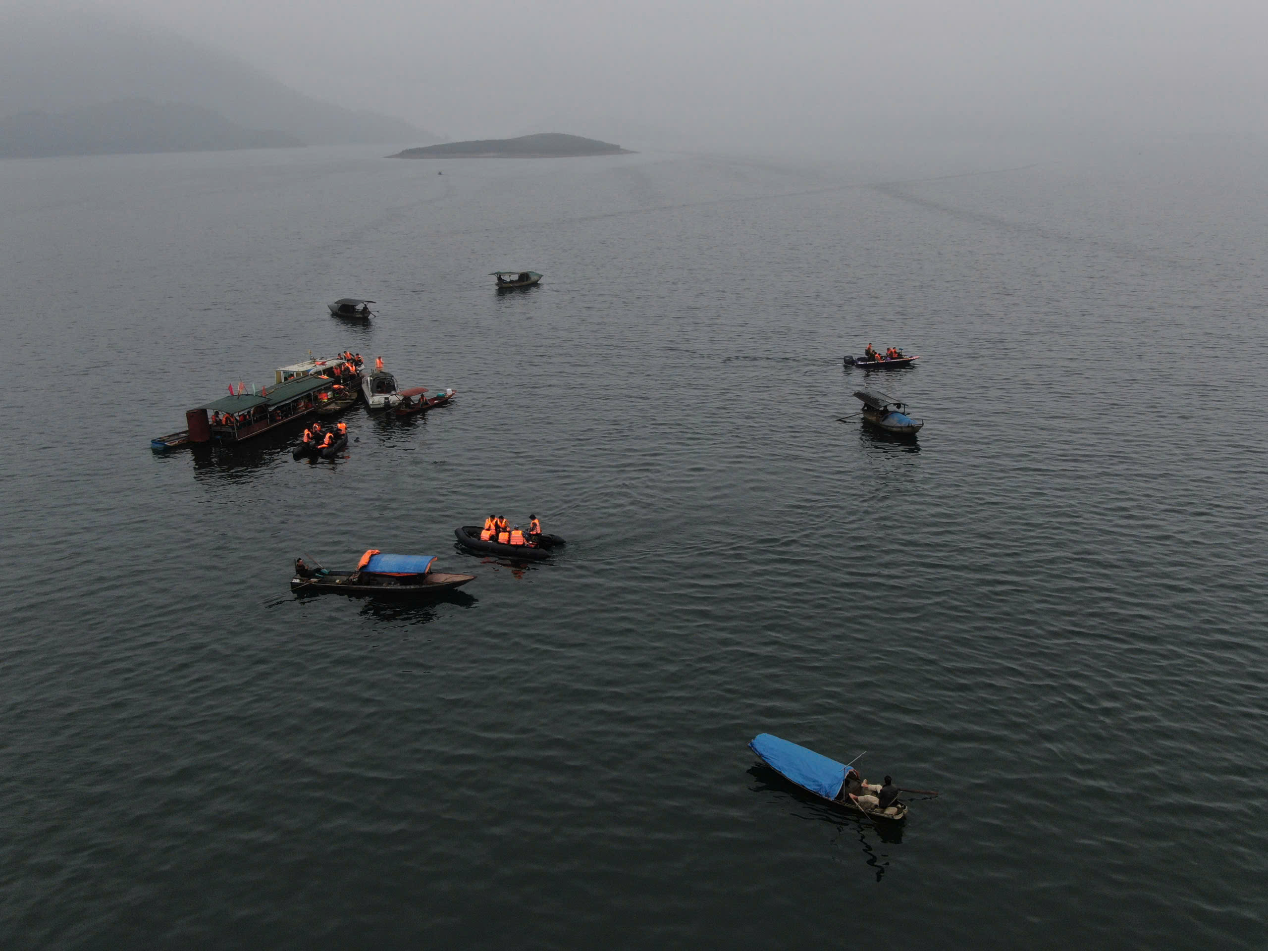 Cận cảnh đặc công nước tìm kiếm các nạn nhân mất tích vụ chìm tàu trên hồ Thác Bà- Ảnh 2. Cận cảnh đặc công nước tìm kiếm các nạn nhân mất tích vụ chìm tàu trên hồ Thác Bà- Ảnh 2.