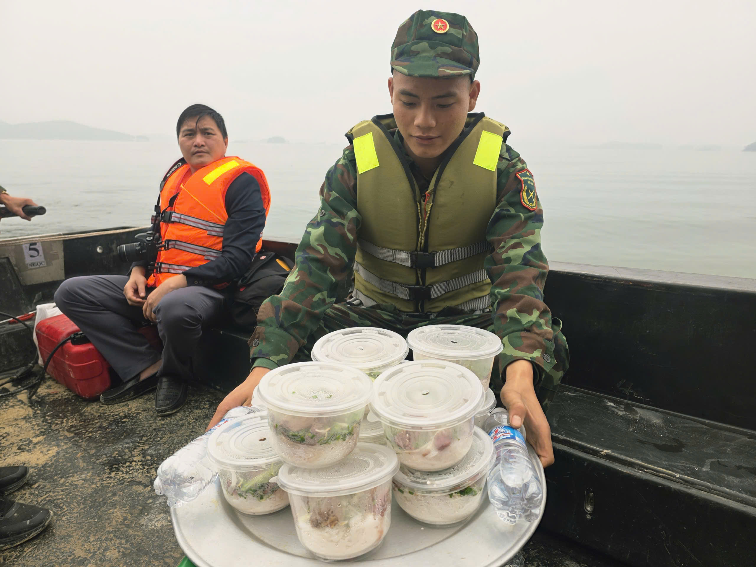 Cận cảnh đặc công nước tìm kiếm các nạn nhân mất tích vụ chìm tàu trên hồ Thác Bà- Ảnh 16. Cận cảnh đặc công nước tìm kiếm các nạn nhân mất tích vụ chìm tàu trên hồ Thác Bà- Ảnh 16.