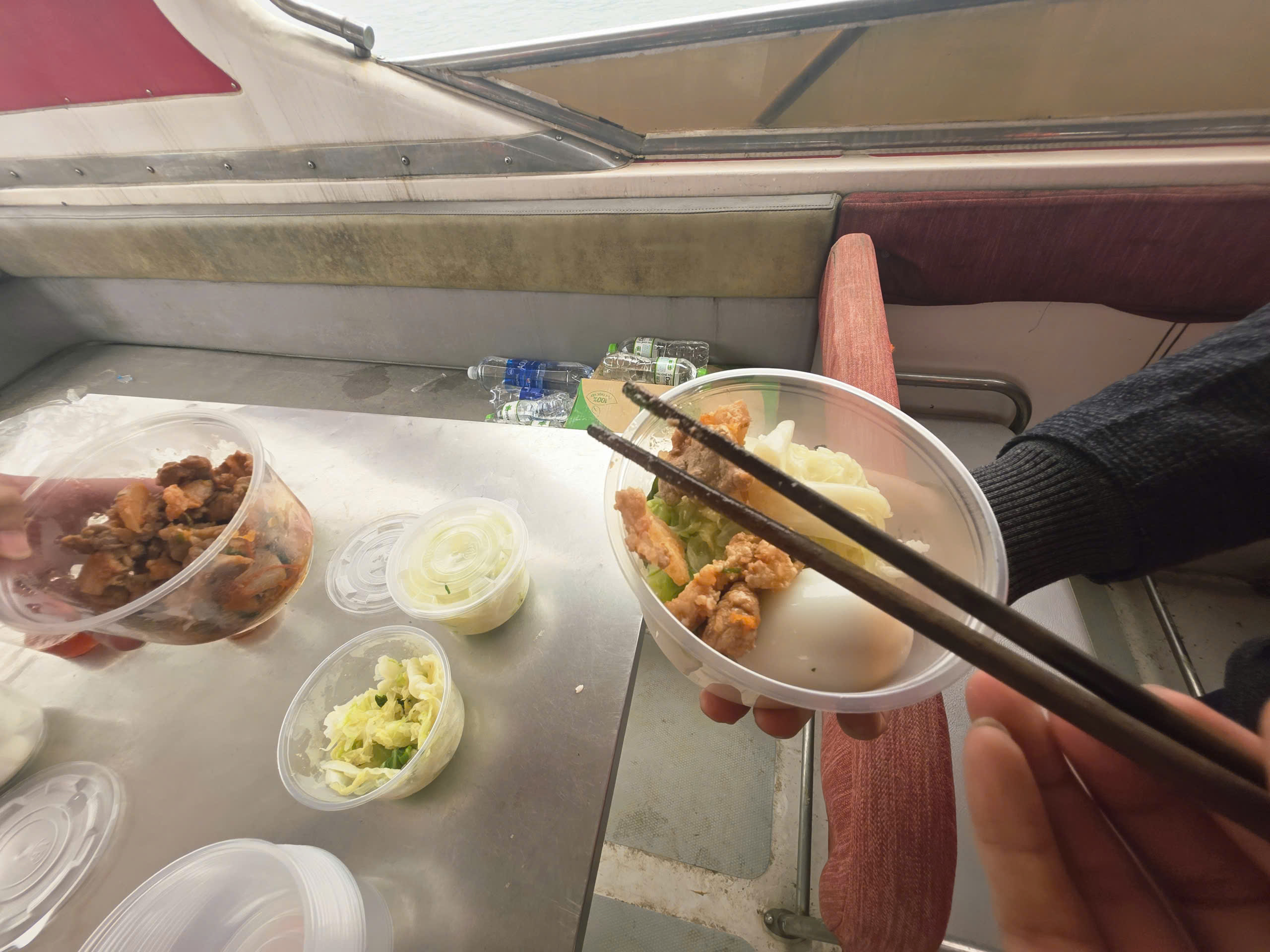 Cận cảnh đặc công nước tìm kiếm các nạn nhân mất tích vụ chìm tàu trên hồ Thác Bà- Ảnh 18. Cận cảnh đặc công nước tìm kiếm các nạn nhân mất tích vụ chìm tàu trên hồ Thác Bà- Ảnh 18.