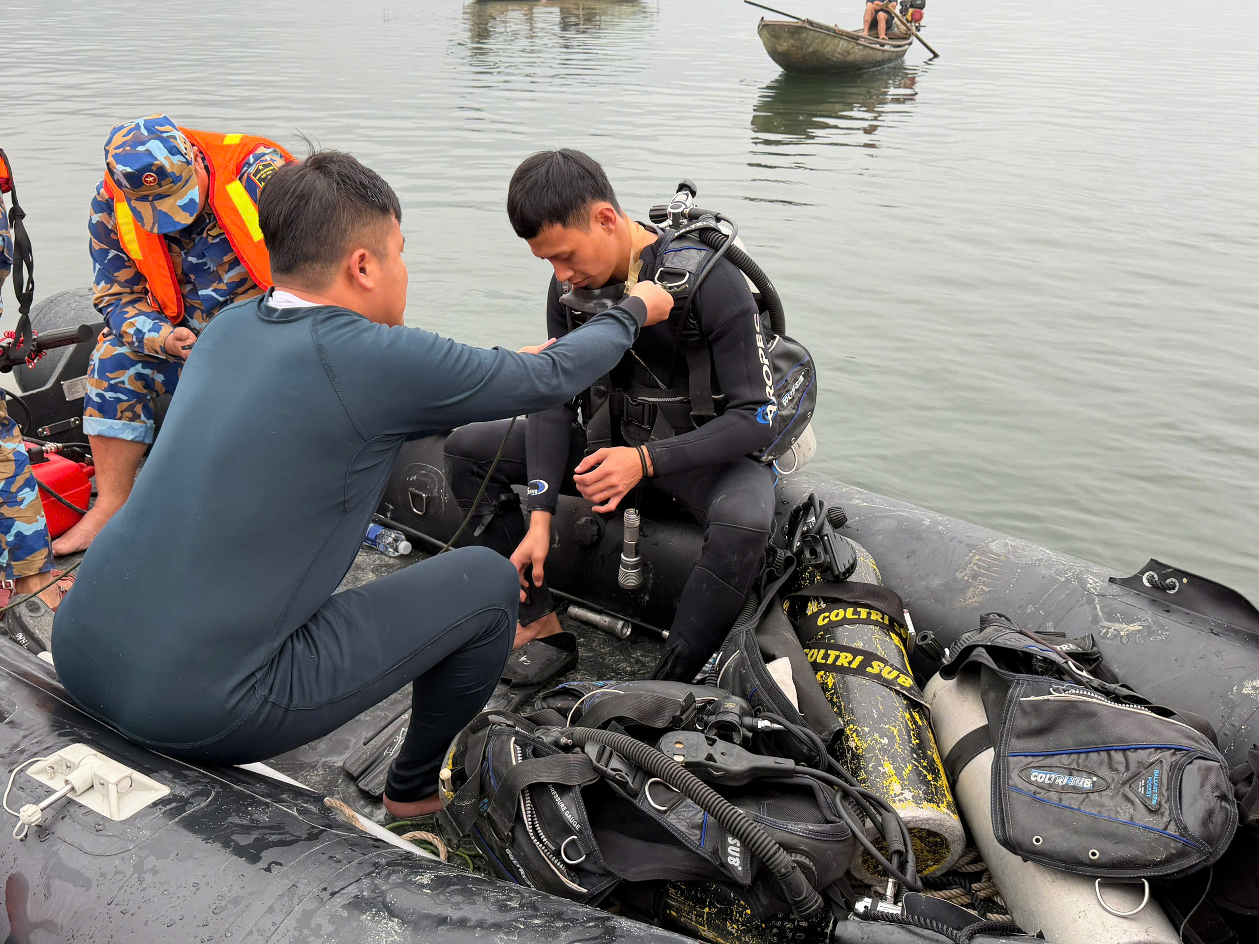 Cận cảnh đặc công nước tìm kiếm các nạn nhân mất tích vụ chìm tàu trên hồ Thác Bà- Ảnh 8. Cận cảnh đặc công nước tìm kiếm các nạn nhân mất tích vụ chìm tàu trên hồ Thác Bà- Ảnh 8.