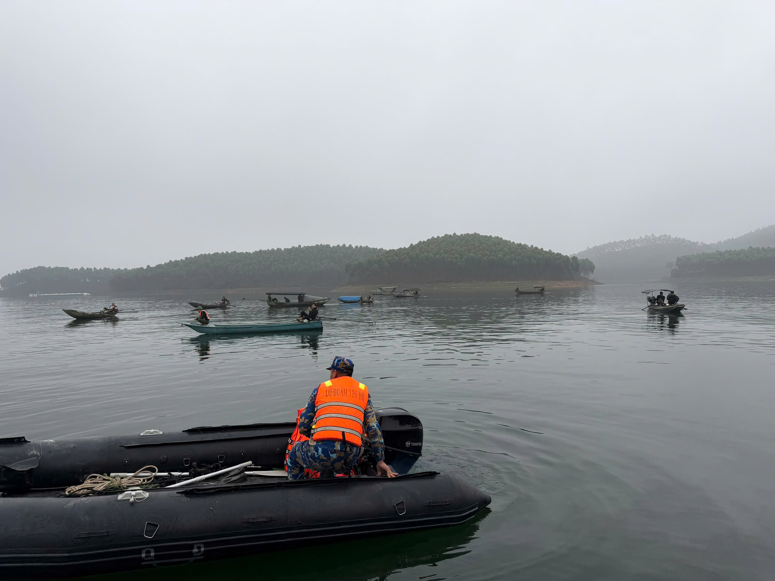 Cận cảnh đặc công nước tìm kiếm các nạn nhân mất tích vụ chìm tàu trên hồ Thác Bà- Ảnh 6. Cận cảnh đặc công nước tìm kiếm các nạn nhân mất tích vụ chìm tàu trên hồ Thác Bà- Ảnh 6.