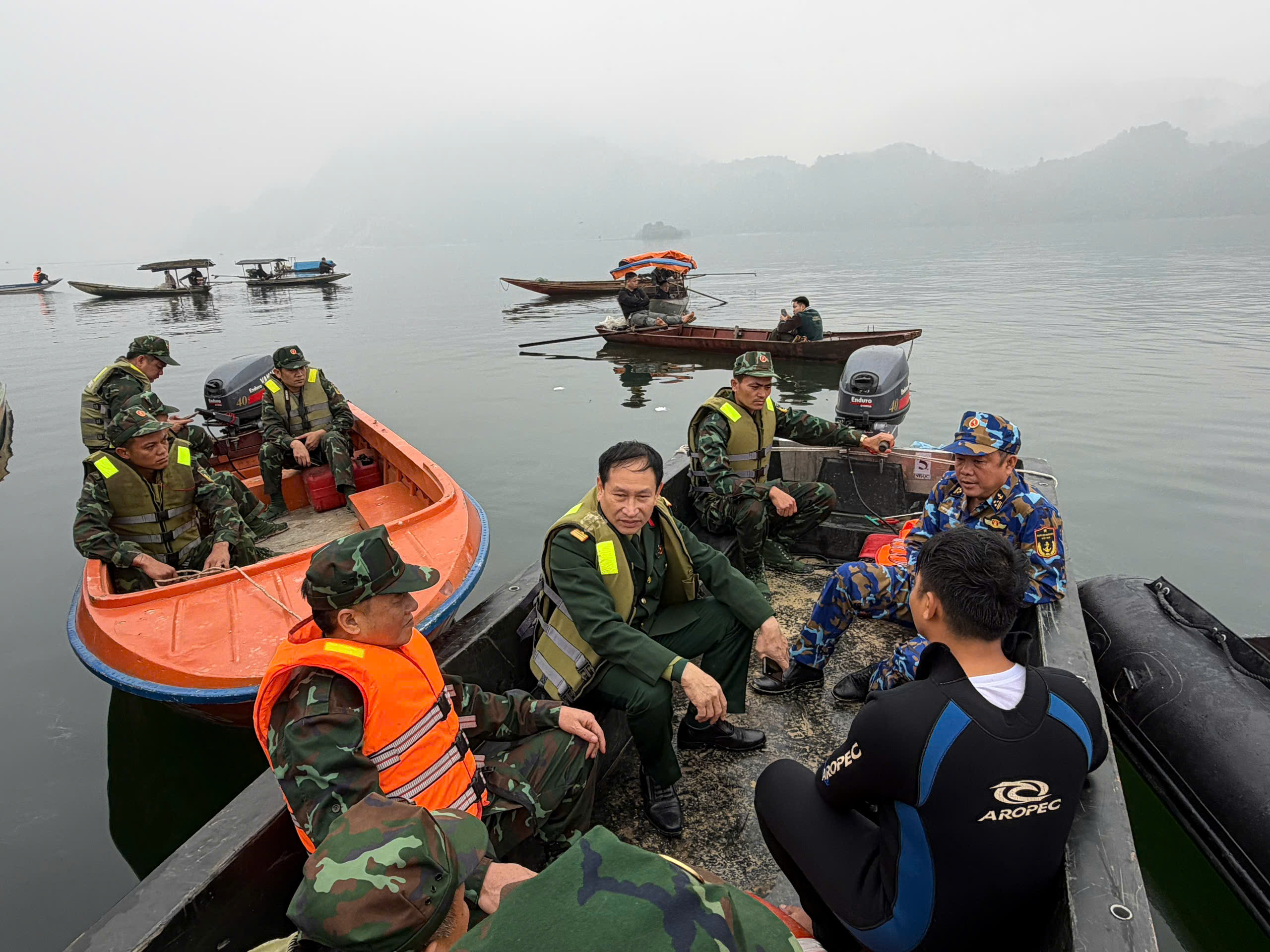 Cận cảnh đặc công nước tìm kiếm các nạn nhân mất tích vụ chìm tàu trên hồ Thác Bà- Ảnh 12. Cận cảnh đặc công nước tìm kiếm các nạn nhân mất tích vụ chìm tàu trên hồ Thác Bà- Ảnh 12.