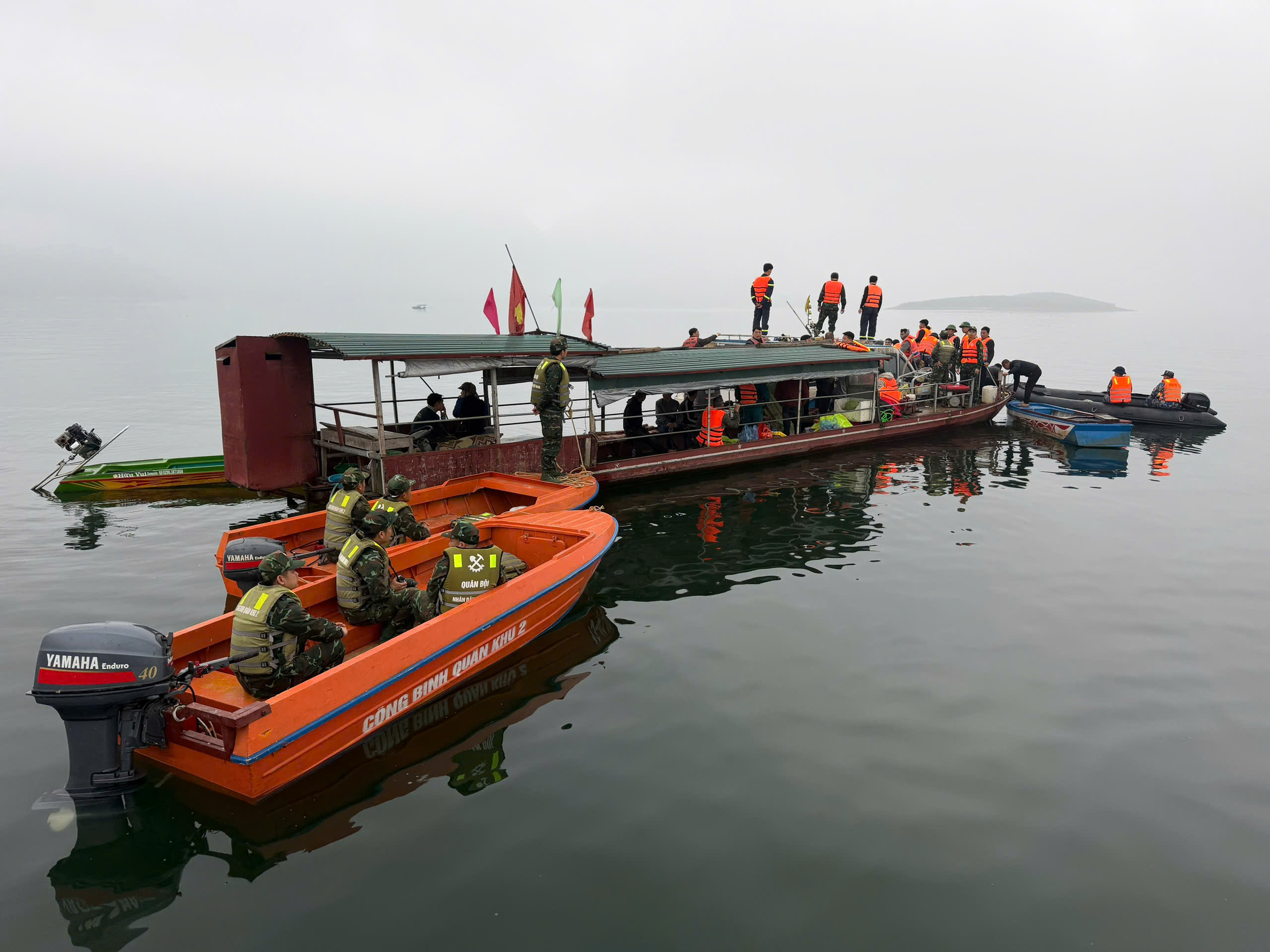 Cận cảnh đặc công nước tìm kiếm các nạn nhân mất tích vụ chìm tàu trên hồ Thác Bà- Ảnh 11. Cận cảnh đặc công nước tìm kiếm các nạn nhân mất tích vụ chìm tàu trên hồ Thác Bà- Ảnh 11.