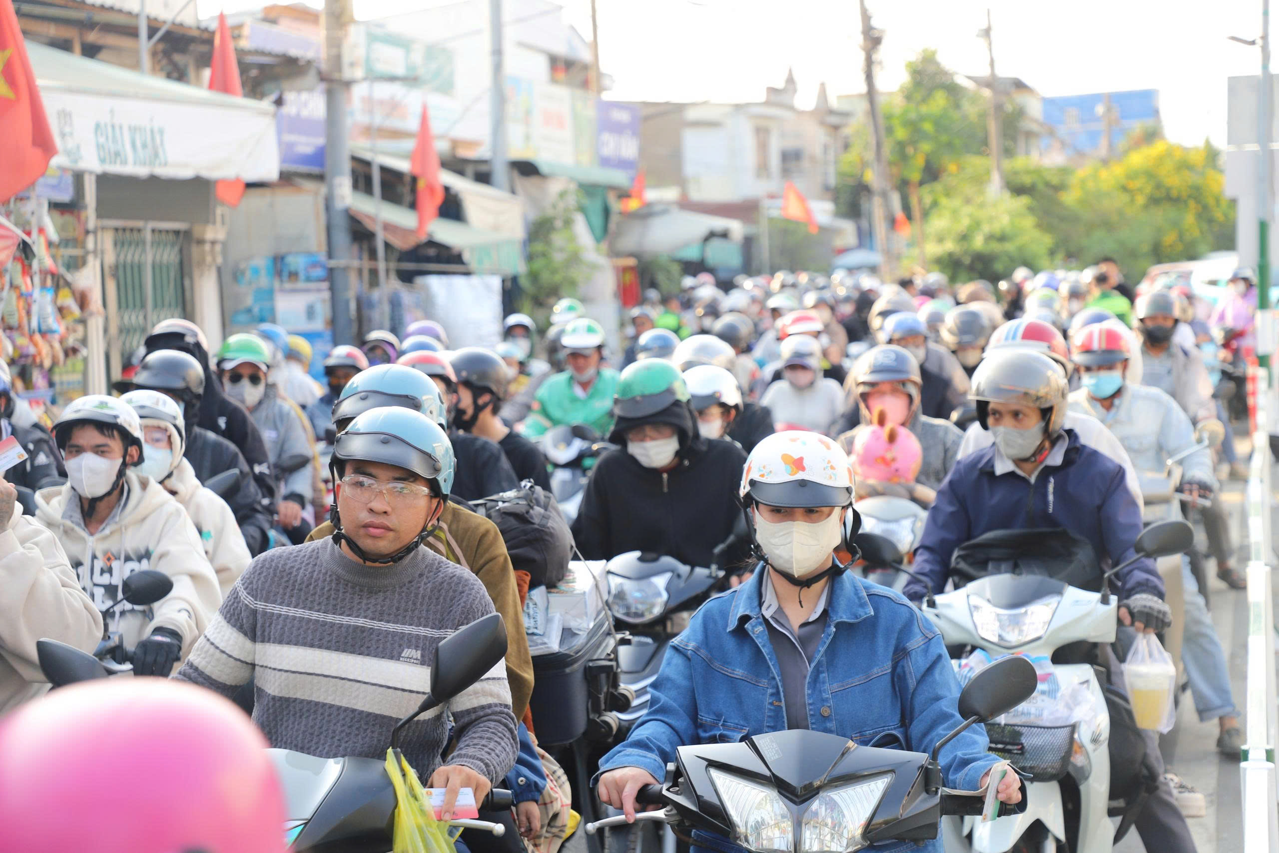 Ng&agrave;y cuối nghỉ Tết, giao th&ocirc;ng TP.HCM căng thẳng, nhiều nơi kẹt xe k&eacute;o d&agrave;i- Ảnh 10.