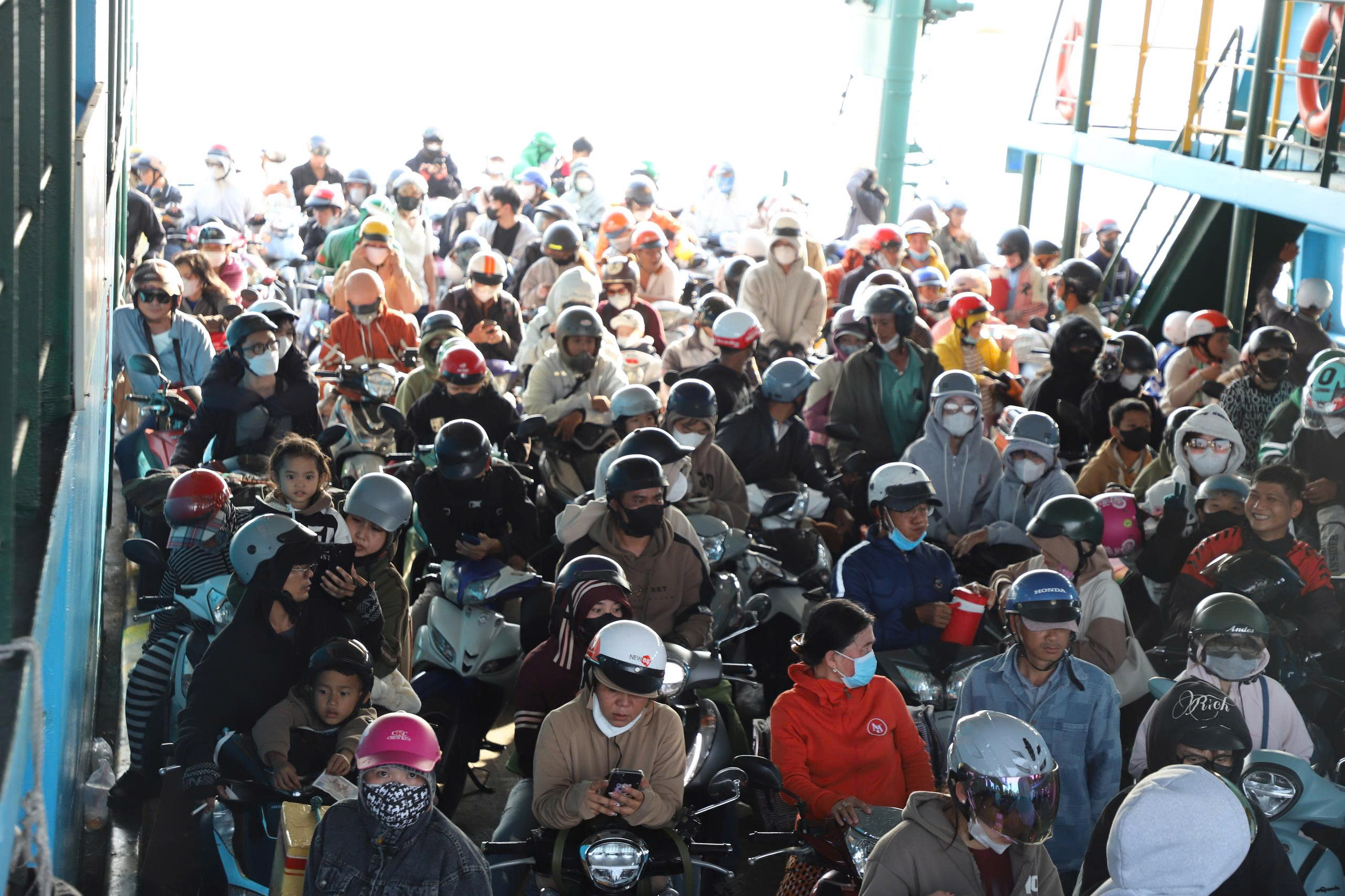 Ng&agrave;y cuối nghỉ Tết, giao th&ocirc;ng TP.HCM căng thẳng, nhiều nơi kẹt xe k&eacute;o d&agrave;i- Ảnh 9.