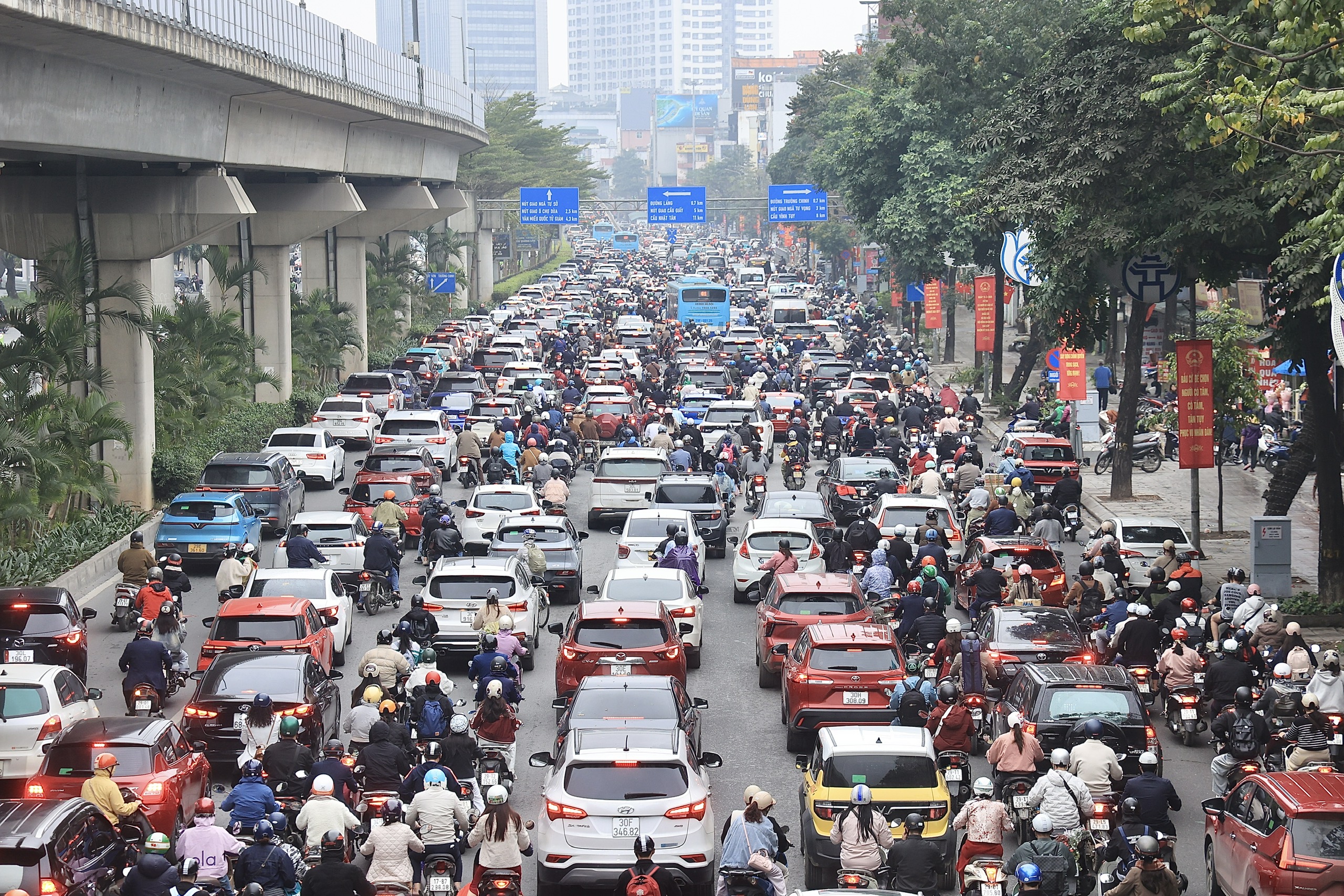 Xe cộ nh&iacute;ch từng m&eacute;t, H&agrave; Nội &ugrave;n tắc diện rộng sau Tết Nguy&ecirc;n đ&aacute;n- Ảnh 10.