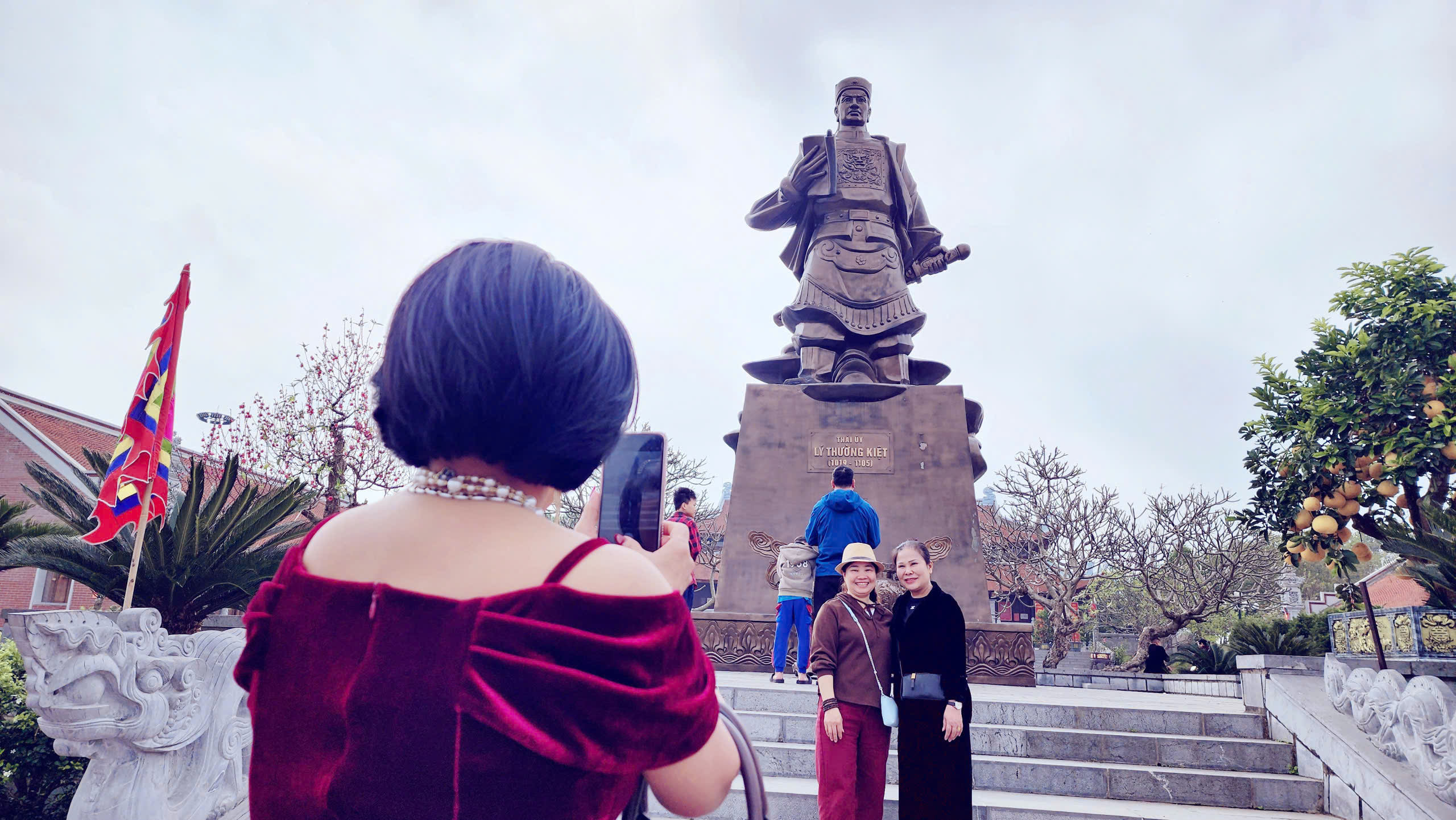 Đầu xu&acirc;n thăm đền thờ L&yacute; Thường Kiệt b&ecirc;n d&ograve;ng s&ocirc;ng Cầu lịch sử- Ảnh 4.