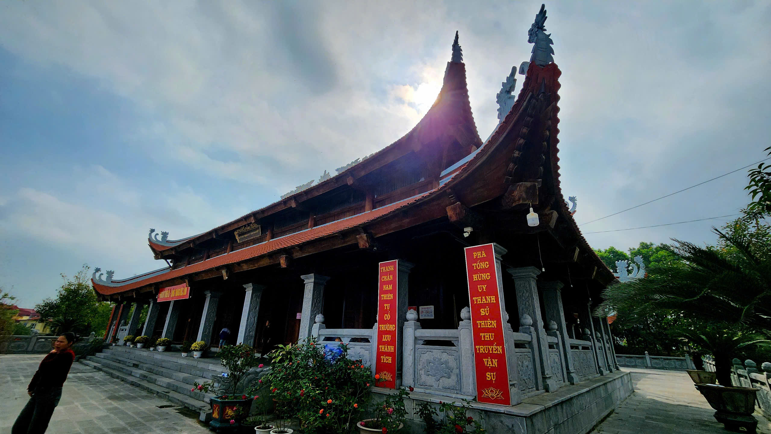 Đầu xu&acirc;n thăm đền thờ L&yacute; Thường Kiệt b&ecirc;n d&ograve;ng s&ocirc;ng Cầu lịch sử- Ảnh 7.