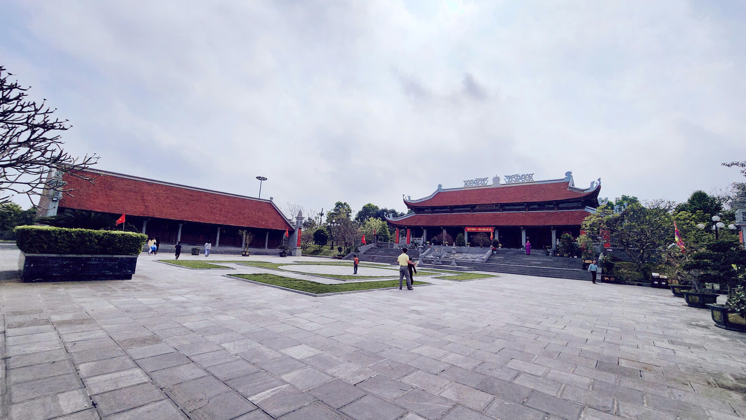 Đầu xu&acirc;n thăm đền thờ L&yacute; Thường Kiệt b&ecirc;n d&ograve;ng s&ocirc;ng Cầu lịch sử- Ảnh 12.