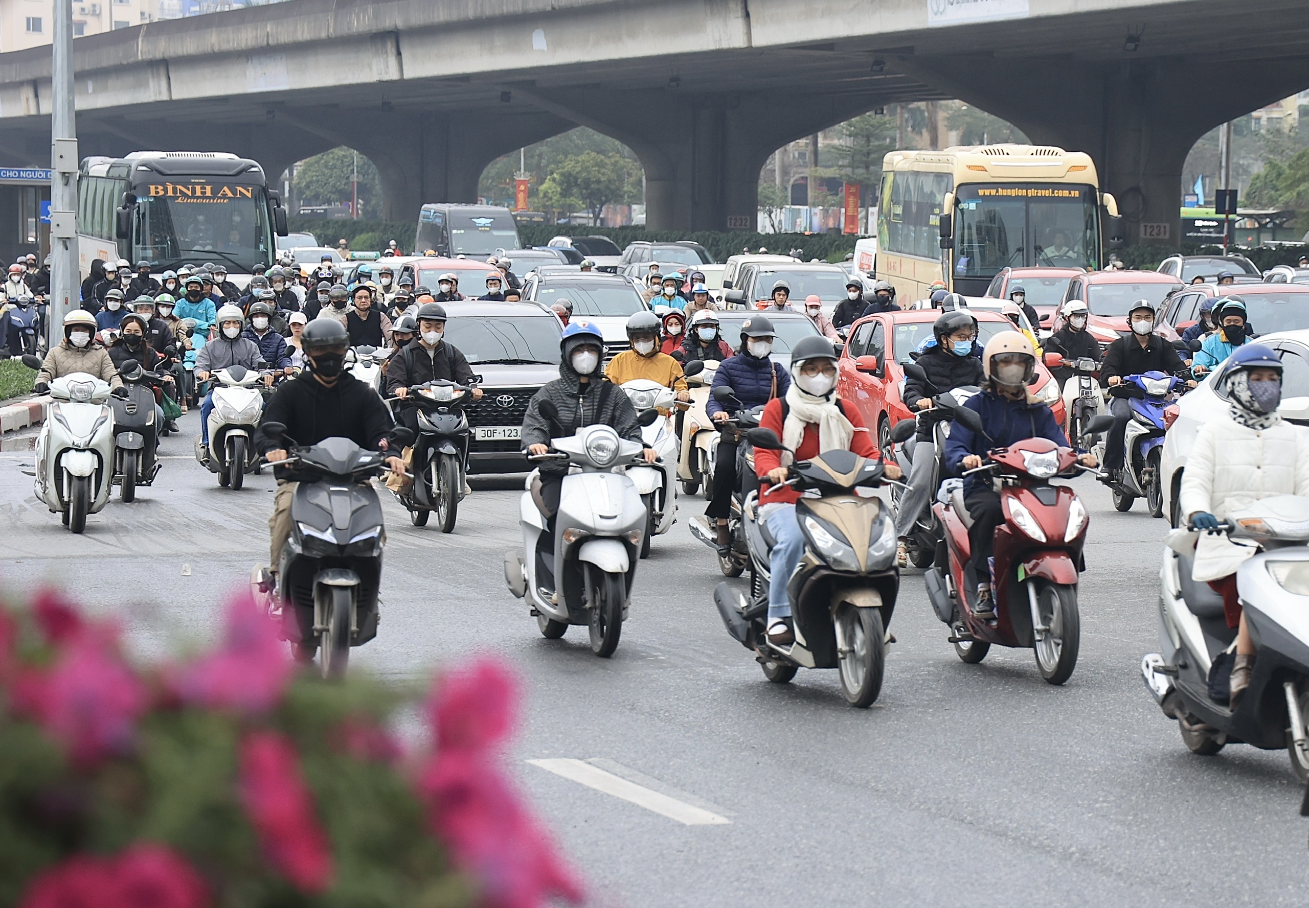 Xe cộ nh&iacute;ch từng m&eacute;t, H&agrave; Nội &ugrave;n tắc diện rộng sau Tết Nguy&ecirc;n đ&aacute;n- Ảnh 3.